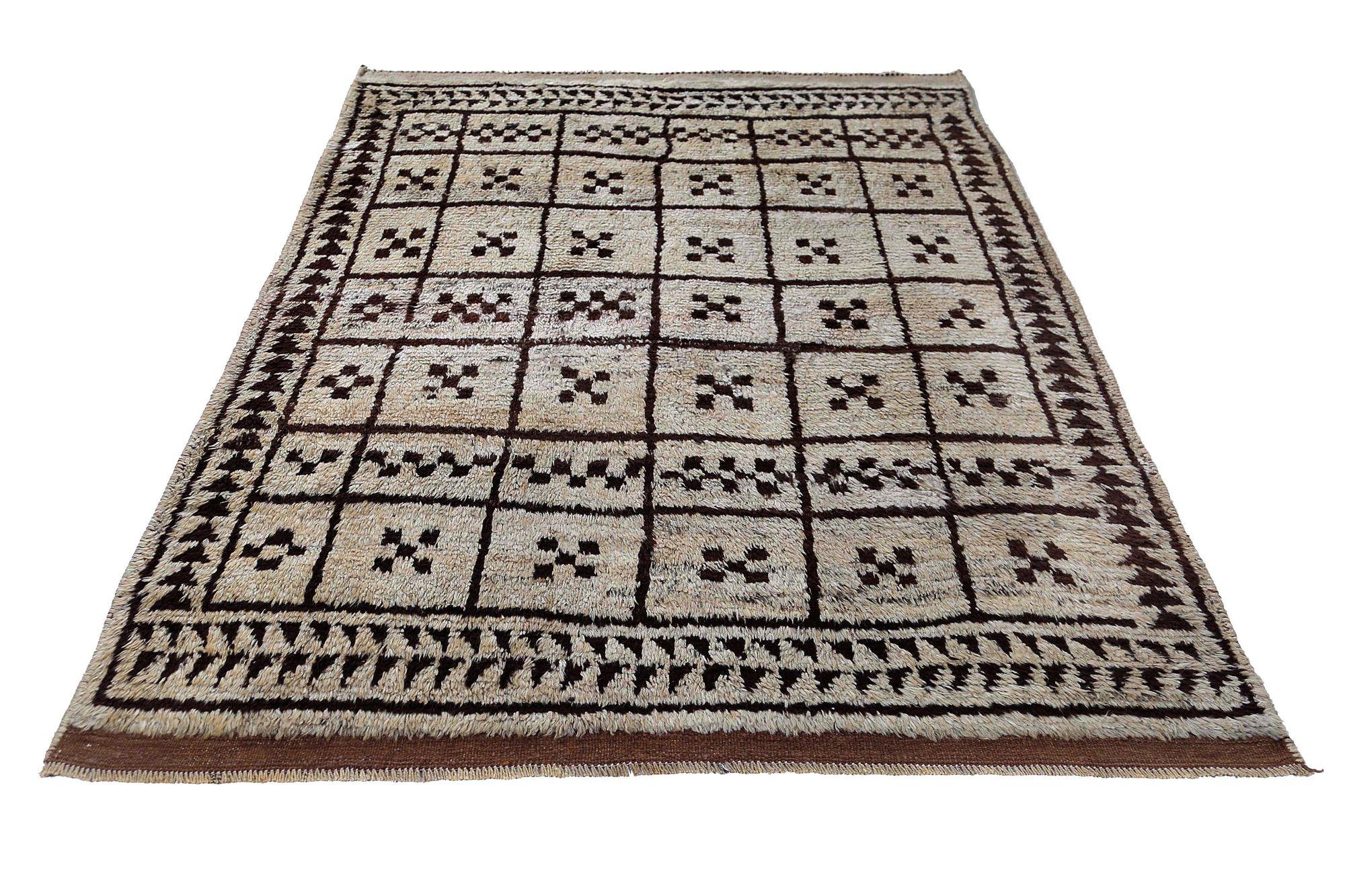 Entdecken Sie die Eleganz des persischen Gabbeh mit dem kleinen Teppich CIRCA 1940. Dieses exklusive Design aus Wolle und Elfenbein ist perfekt, um Ihren Raum zu verschönern.
