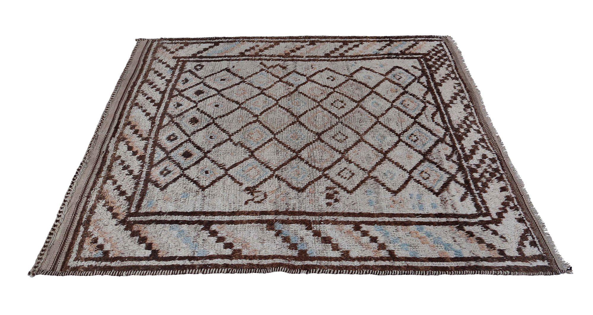 Entdecken Sie die Eleganz des persischen Gabbeh mit dem kleinen Teppich CIRCA 1940. Dieses exklusive Design aus Wolle und Elfenbein ist perfekt, um Ihren Raum zu verschönern.