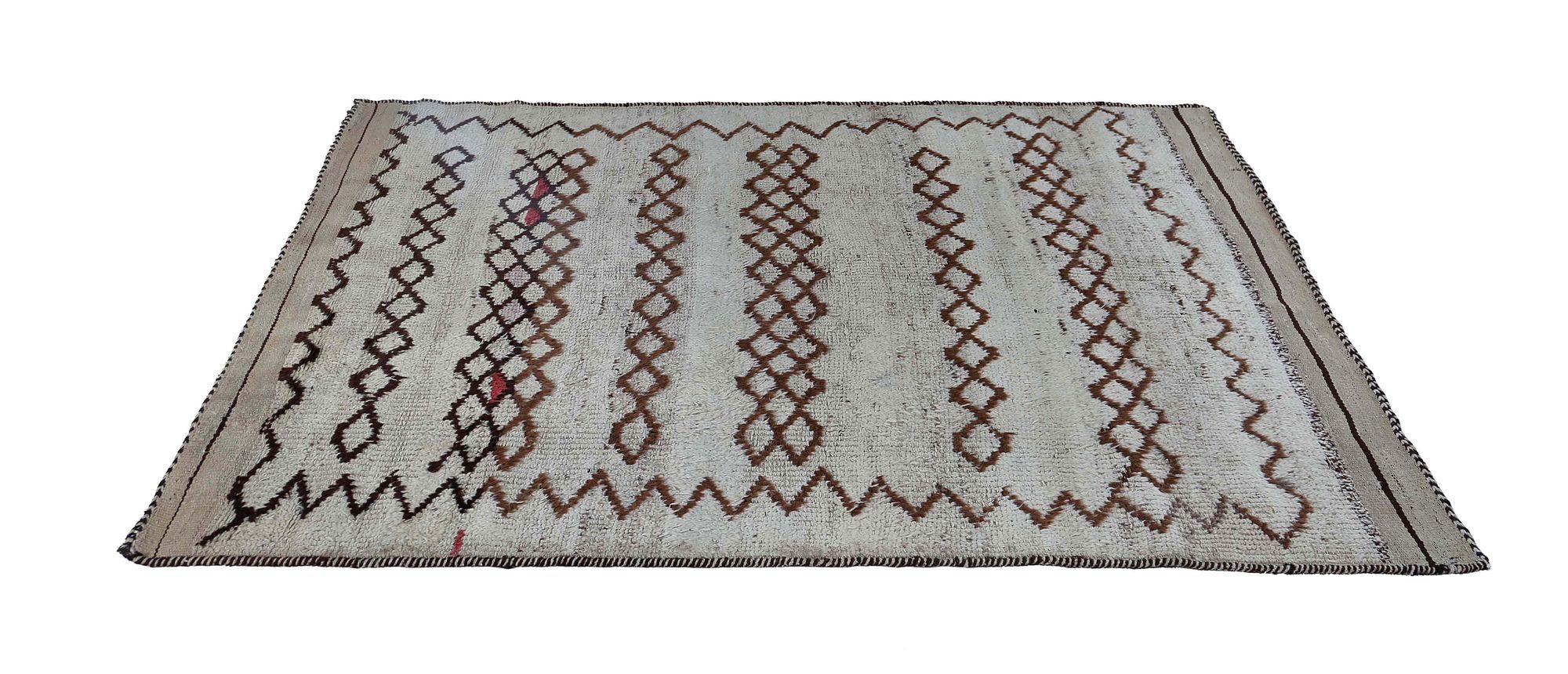 Entdecken Sie die Eleganz des persischen Gabbeh mit dem kleinen Teppich CIRCA 1940. Dieses exklusive Design aus Wolle und Elfenbein ist perfekt, um Ihren Raum zu verschönern.