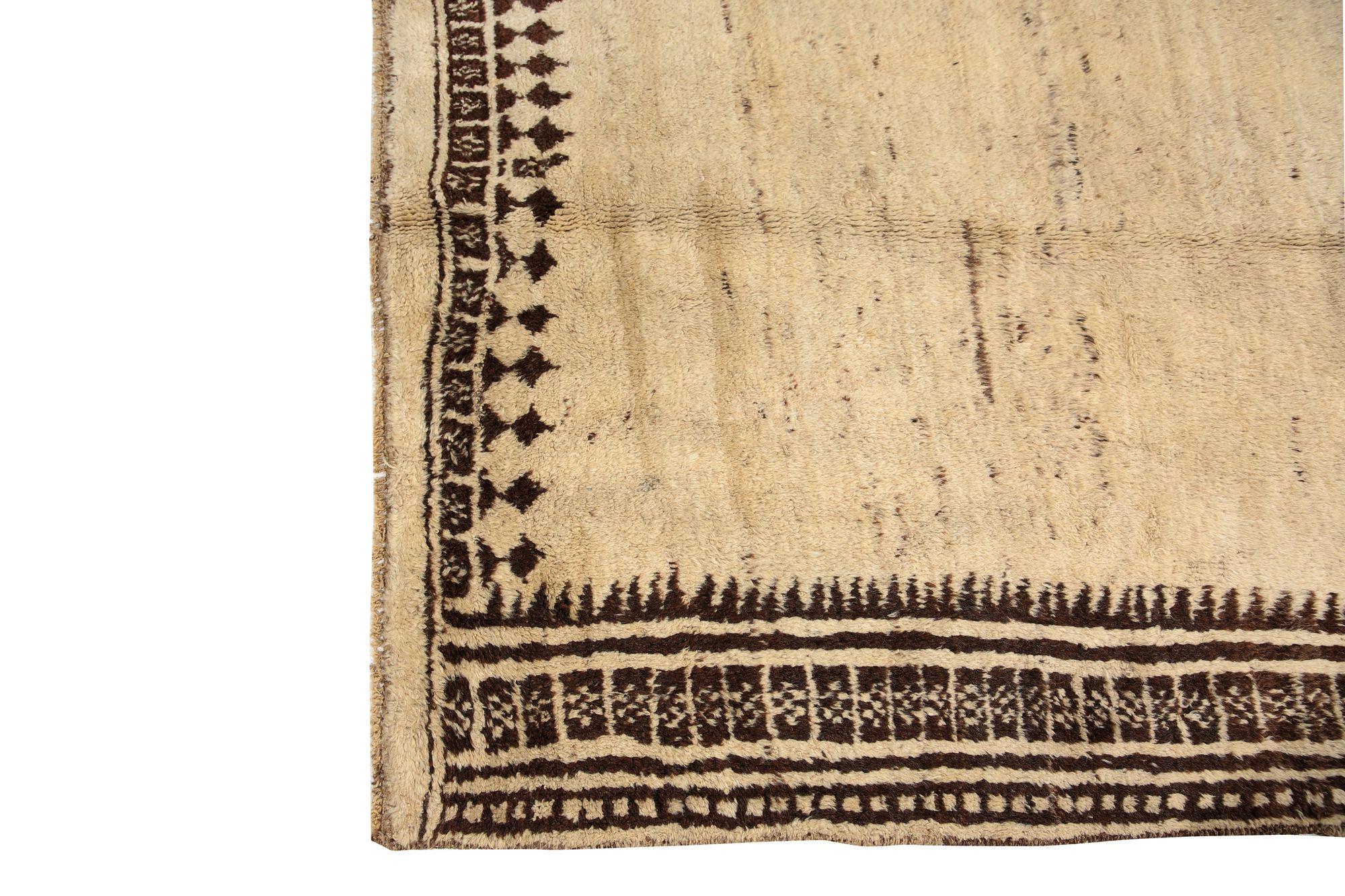 Entdecken Sie die Eleganz des persischen Gabbeh mit dem kleinen Teppich CIRCA 1940. Dieses exklusive Design aus Wolle und Elfenbein ist perfekt, um Ihren Raum zu verschönern.