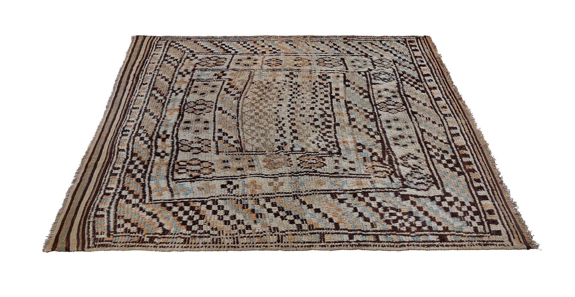 Entdecken Sie die Eleganz des persischen Gabbeh mit dem kleinen Teppich CIRCA 1940. Dieses exklusive Design aus Wolle und ElfenbeinHellblauGelb ist perfekt, um Ihren Raum zu verschönern.
