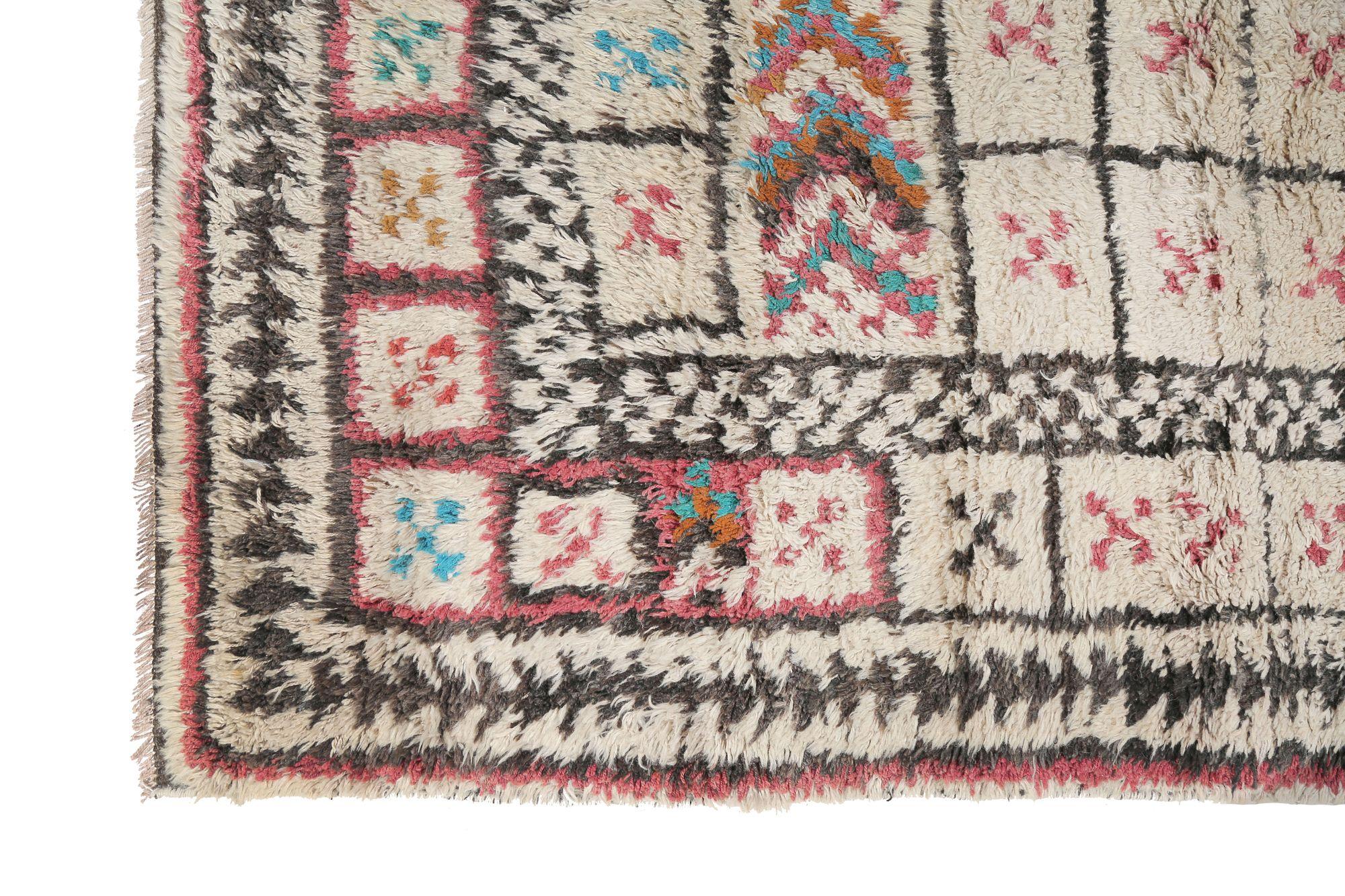 Entdecken Sie die Eleganz des persischen Gabbeh mit dem kleinen Teppich CIRCA 1940. Dieses exklusive Design aus Wolle und Elfenbeinrosa ist perfekt, um Ihren Raum zu verschönern.