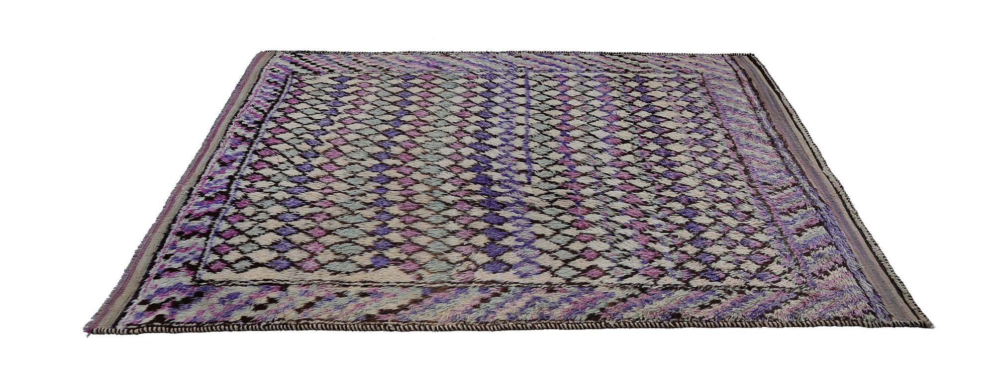 Entdecken Sie die Eleganz des persischen Gabbeh mit dem kleinen Teppich CIRCA 1940. Dieses exklusive Design aus Wolle und IvoryPinkPurpel ist perfekt, um Ihren Raum zu verschönern.