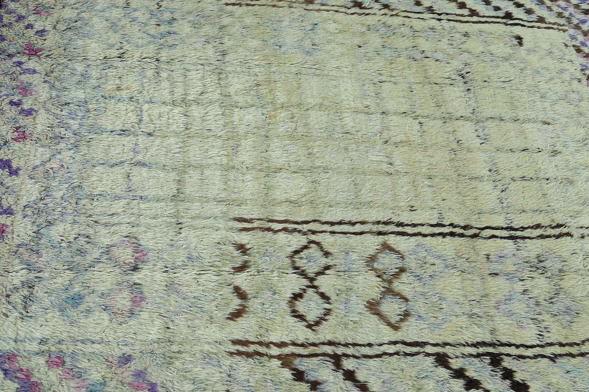Entdecken Sie die Eleganz des persischen Gabbeh mit dem kleinen Teppich CIRCA 1940. Dieses exklusive Design aus Wolle und elfenbeinfarbenem Pelz ist perfekt, um Ihren Raum zu verschönern.