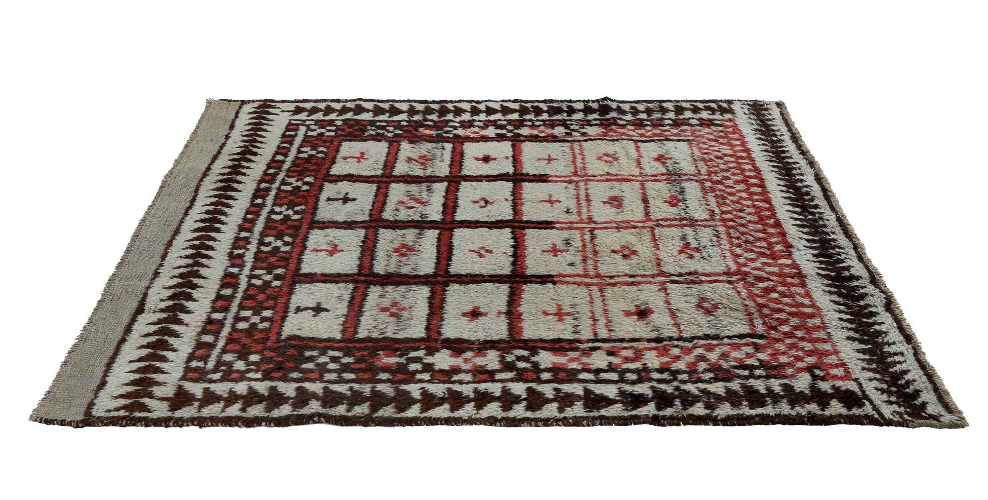 Entdecken Sie die Eleganz des persischen Gabbeh mit dem kleinen Teppich CIRCA 1940. Dieses exklusive Design aus Wolle und Elfenbeinrot ist perfekt, um Ihren Raum zu verschönern.