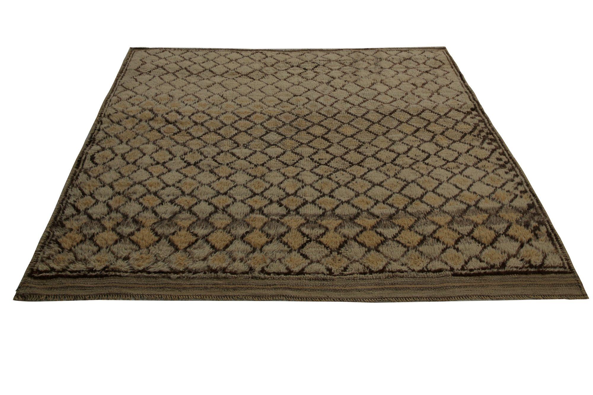 Scopri l'eleganza del tappeto persiano Gabbeh di piccole dimensioni CIRCA 1910. Progettato con lana e IvoryTaupe, questo design esclusivo è perfetto per valorizzare il tuo spazio.