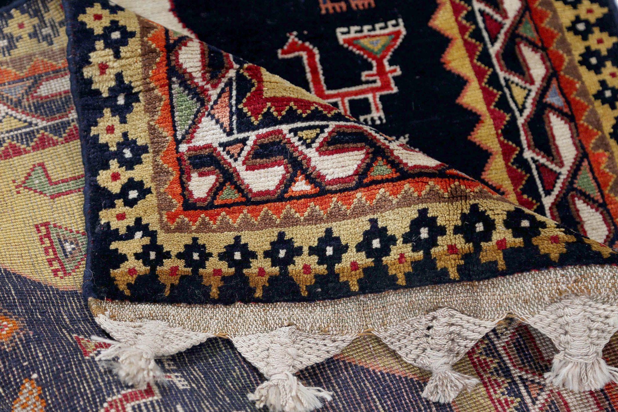 Entdecken Sie die Eleganz des persischen Gabbeh mit dem kleinen Teppich CIRCA 1910. Dieses exklusive Design aus Wolle und Marineblau-Gelb ist perfekt, um Ihren Raum zu verschönern.