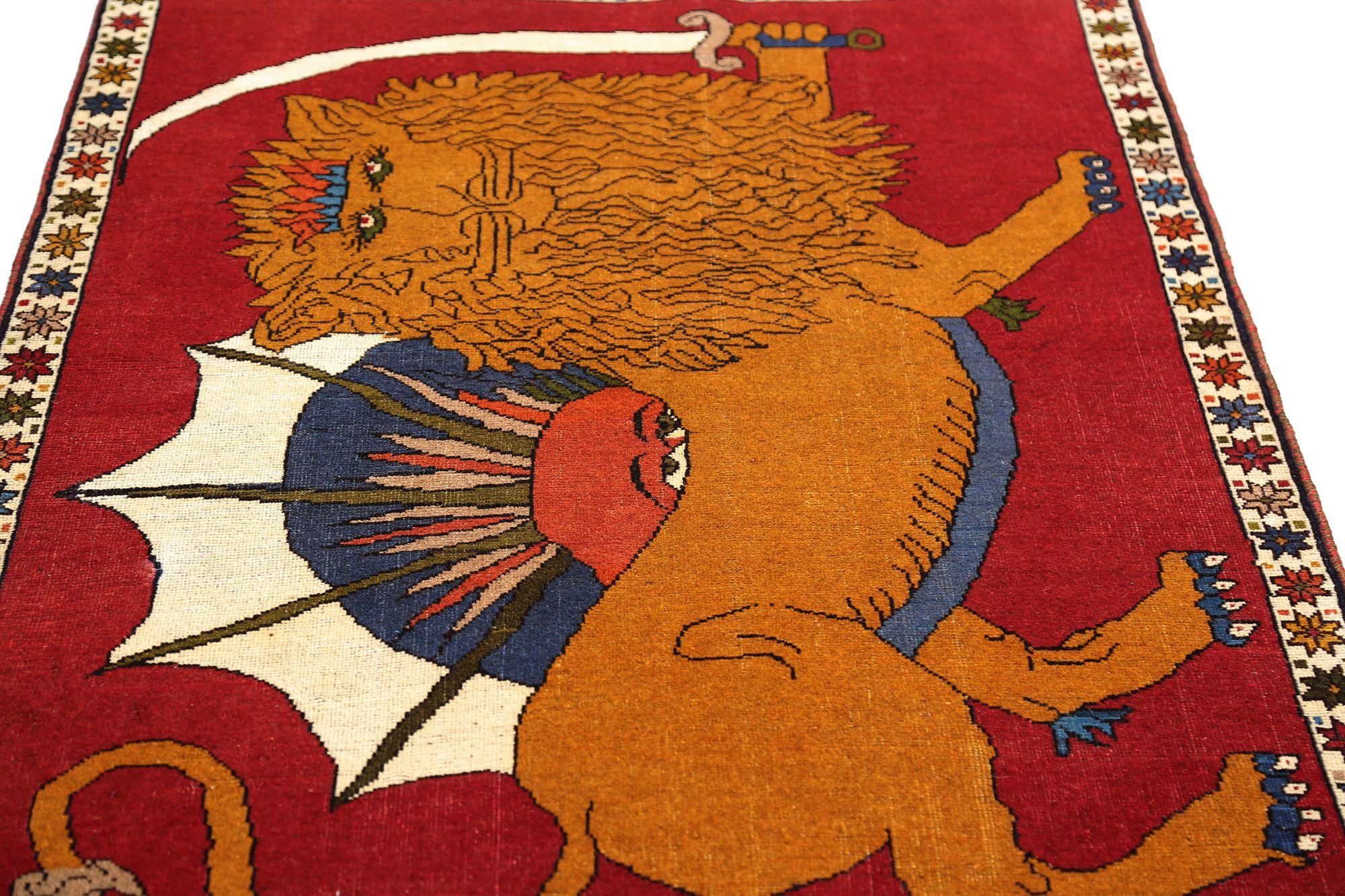 Entdecken Sie die Eleganz des persischen Gabbeh mit dem kleinen Teppich CIRCA 1940. Dieses exklusive Design aus Wolle und OrangeRed ist perfekt, um Ihren Raum zu verschönern.