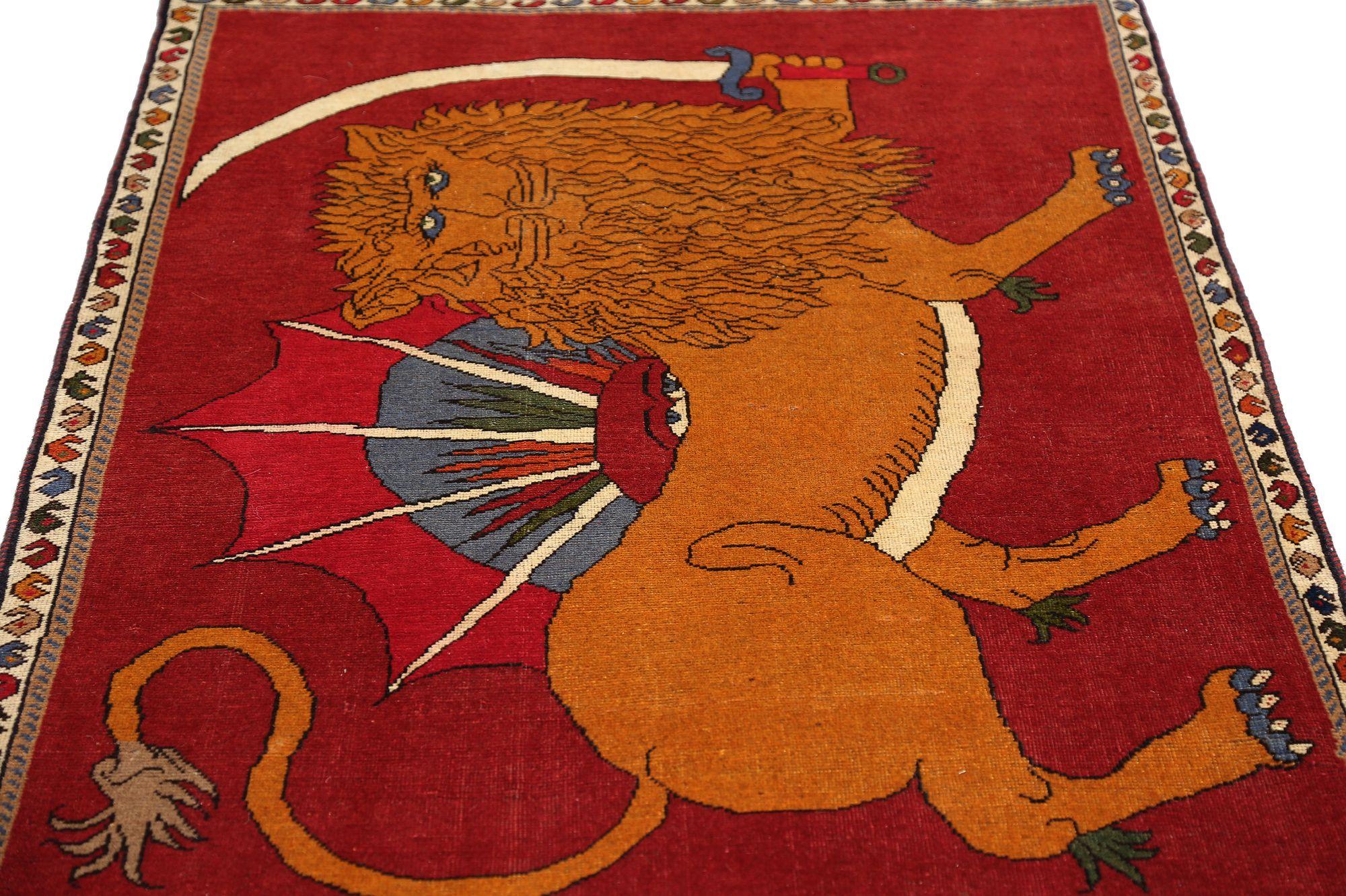 Entdecken Sie die Eleganz des persischen Gabbeh mit dem kleinen Teppich CIRCA 1910. Dieses exklusive Design aus Wolle und OrangeRed ist perfekt, um Ihren Raum zu verschönern.