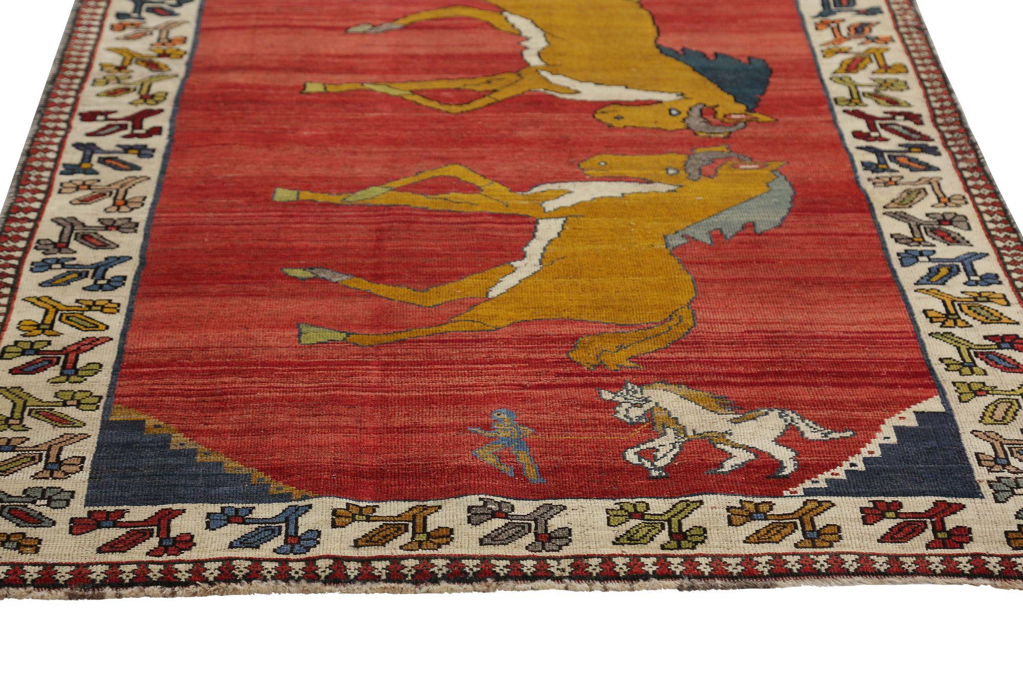 Entdecken Sie die Eleganz des persischen Gabbeh mit dem kleinen Teppich CIRCA 1940. Dieses exklusive Design aus Wolle und Rot ist perfekt, um Ihren Raum zu verschönern.