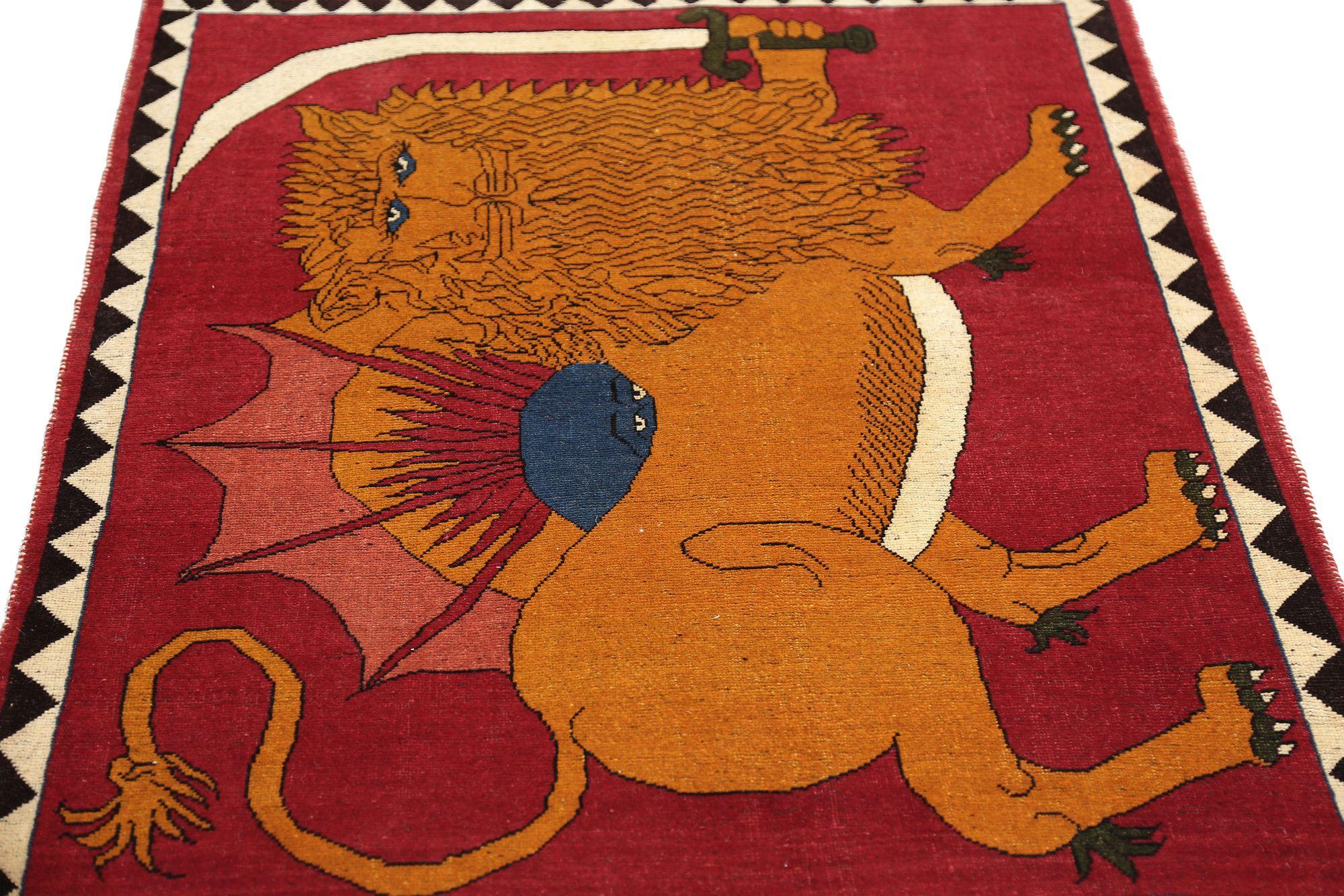 Entdecken Sie die Eleganz des persischen Gabbeh mit dem kleinen Teppich CIRCA 1940. Dieses exklusive Design aus Wolle und Rot ist perfekt, um Ihren Raum zu verschönern.