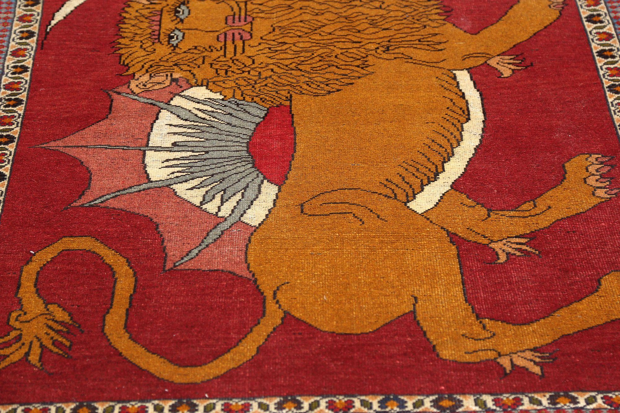 Entdecken Sie die Eleganz des persischen Gabbeh mit dem kleinen Teppich CIRCA 1940. Dieses exklusive Design aus Wolle und Rot ist perfekt, um Ihren Raum zu verschönern.