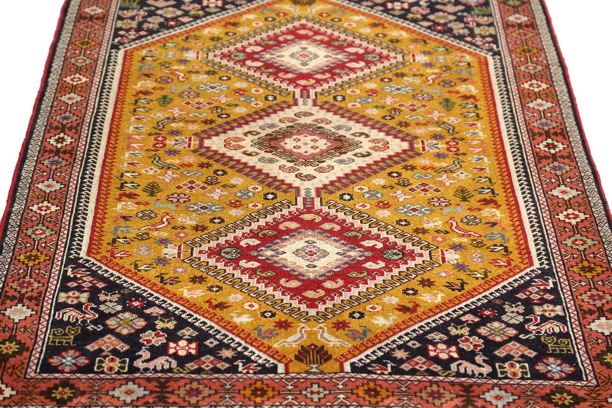 Entdecken Sie die Eleganz des persischen Gabbeh mit dem kleinen Teppich CIRCA 1940. Dieses exklusive Design aus Wolle und Gelb ist perfekt, um Ihren Raum zu verschönern.