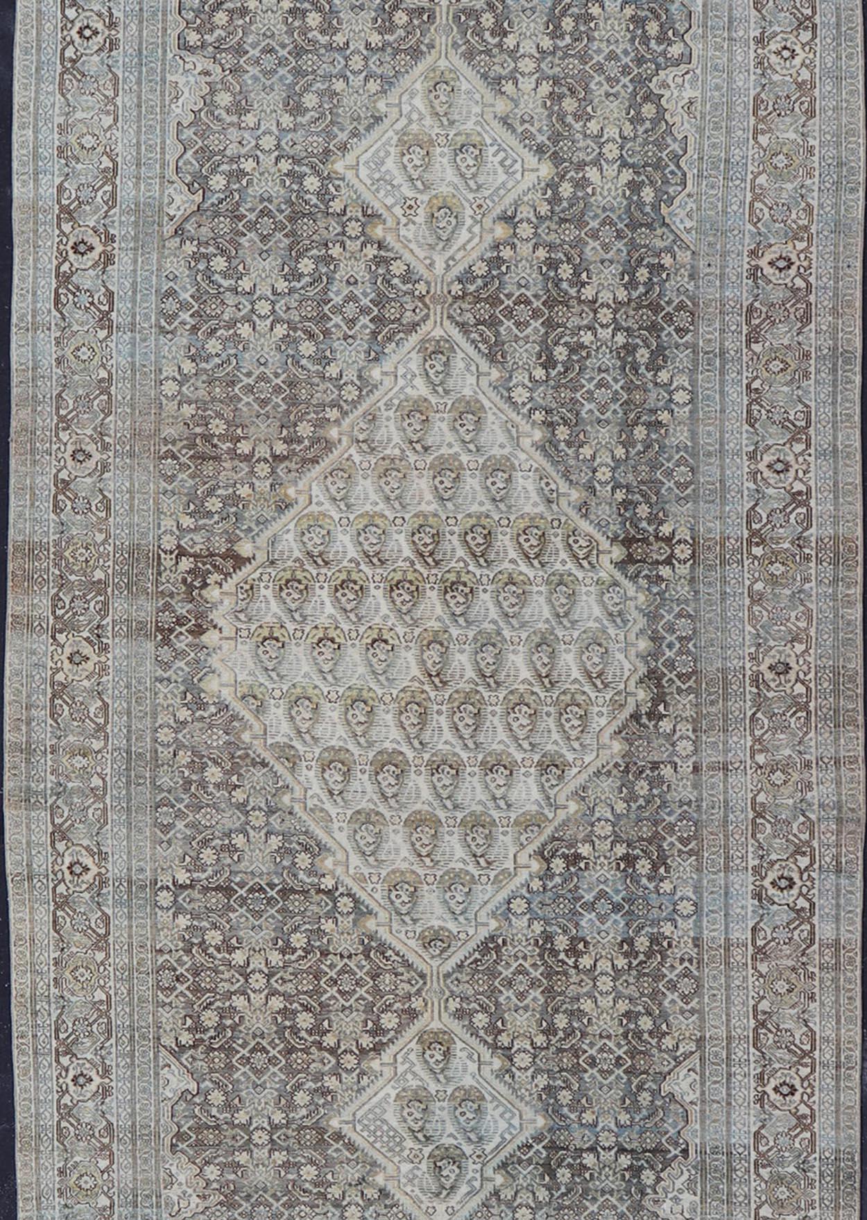 Persischer antiker Malayer-Teppich mit Medaillon-Design und Paisley- und Herati-Muster im Zustand „Gut“ im Angebot in Atlanta, GA