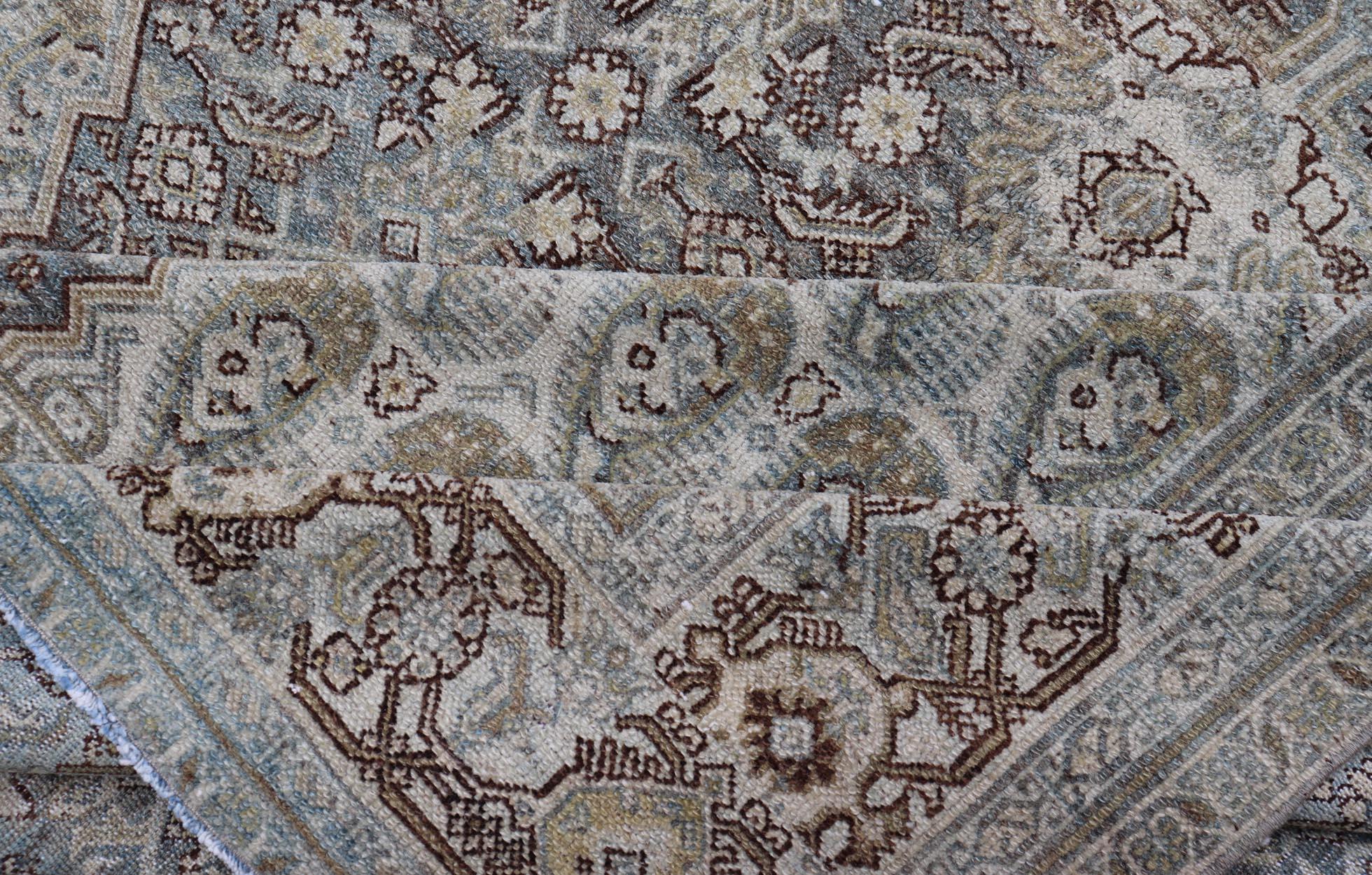 Persischer antiker Malayer-Teppich mit Medaillon-Design und Paisley- und Herati-Muster (Wolle) im Angebot