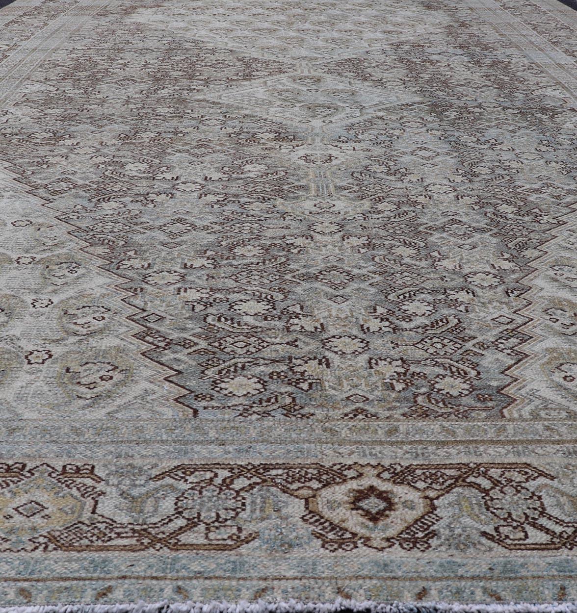 Persischer antiker Malayer-Teppich mit Medaillon-Design und Paisley- und Herati-Muster im Angebot 1