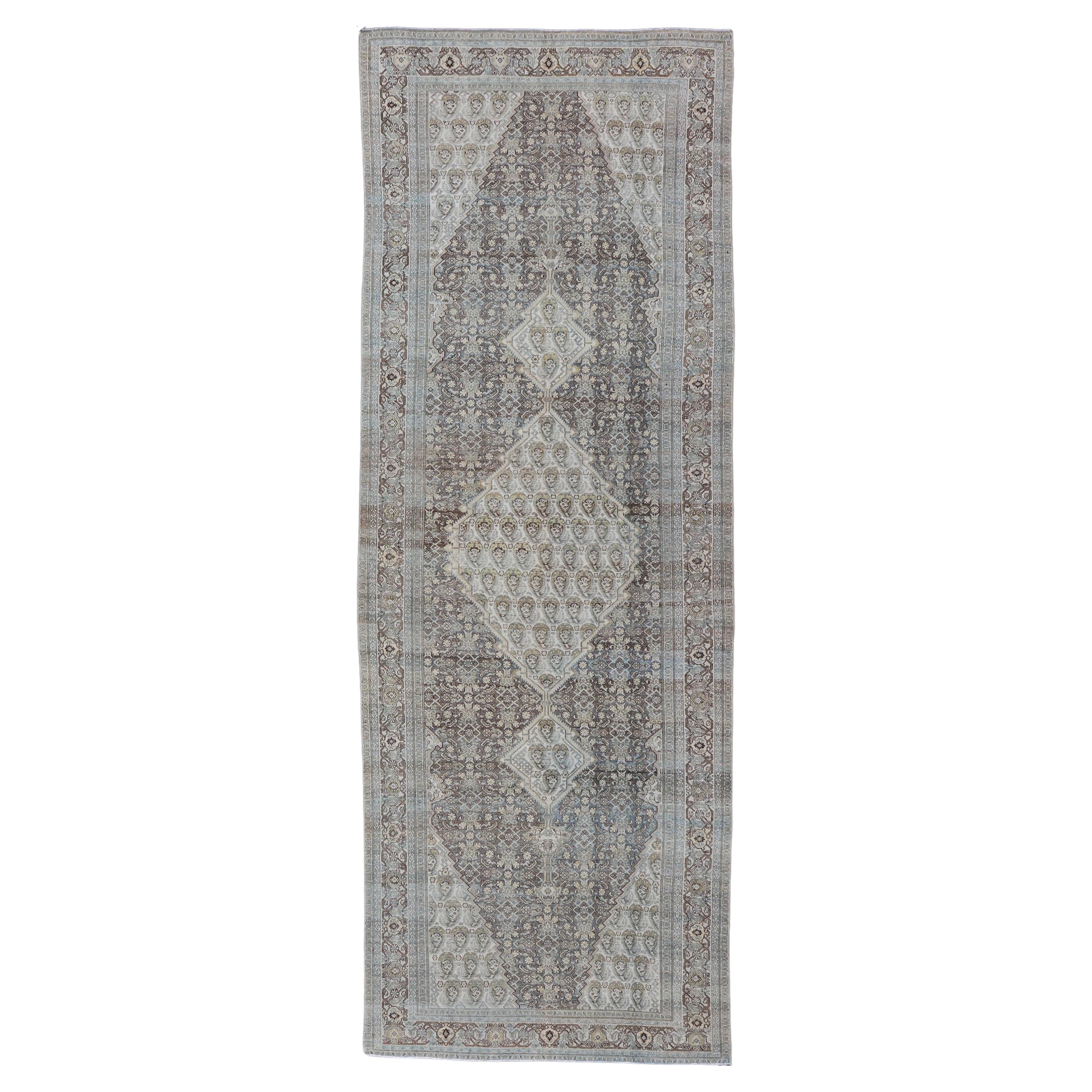 Persischer antiker Malayer-Teppich mit Medaillon-Design und Paisley- und Herati-Muster im Angebot