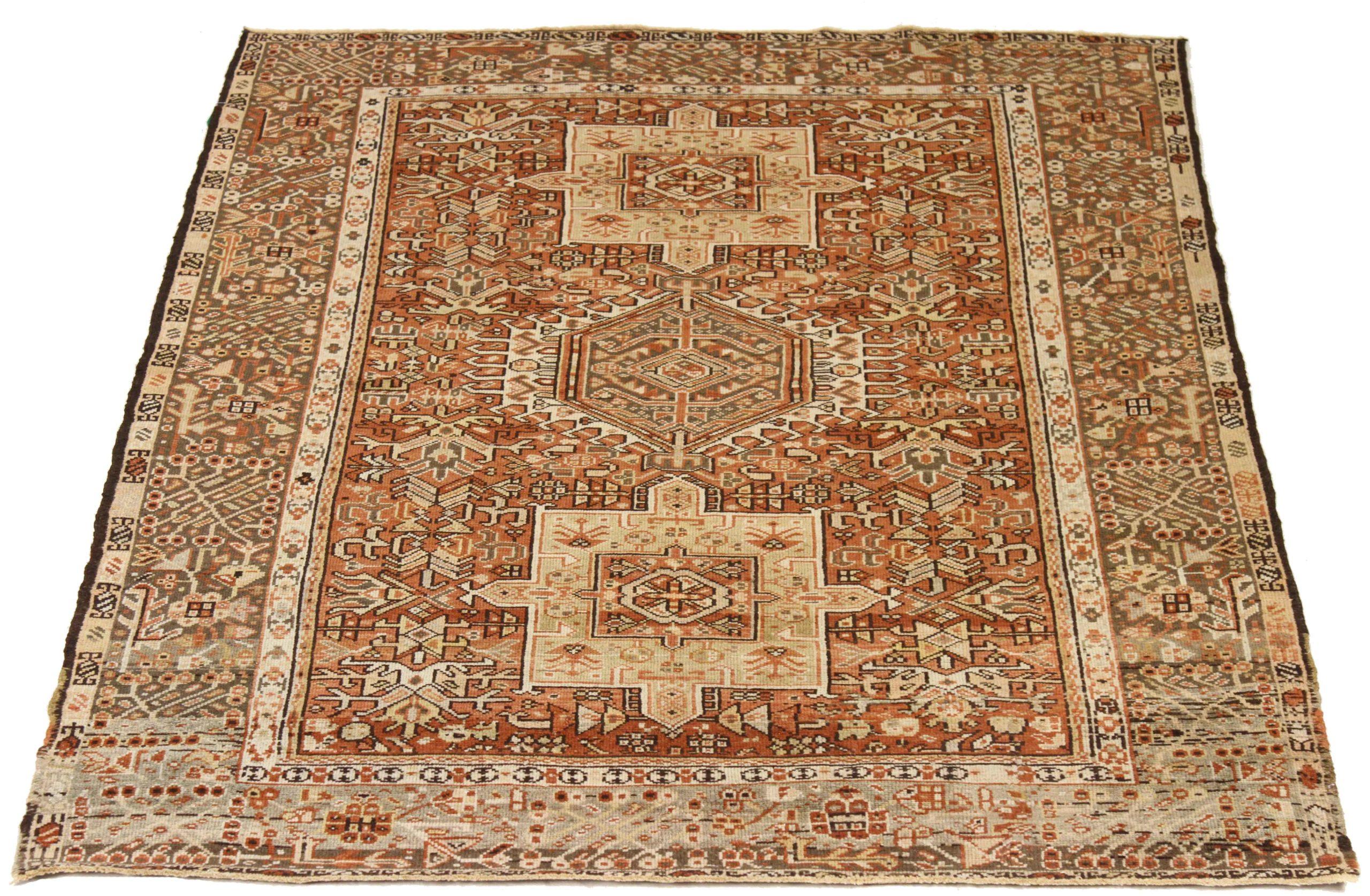 Scopri l'eleganza del Gharajeh persiano, caratterizzato da una splendida lavorazione artigianale del 1880 circa. Progettato con una meticolosa attenzione ai dettagli, questo design esclusivo è perfetto per valorizzare il tuo spazio.