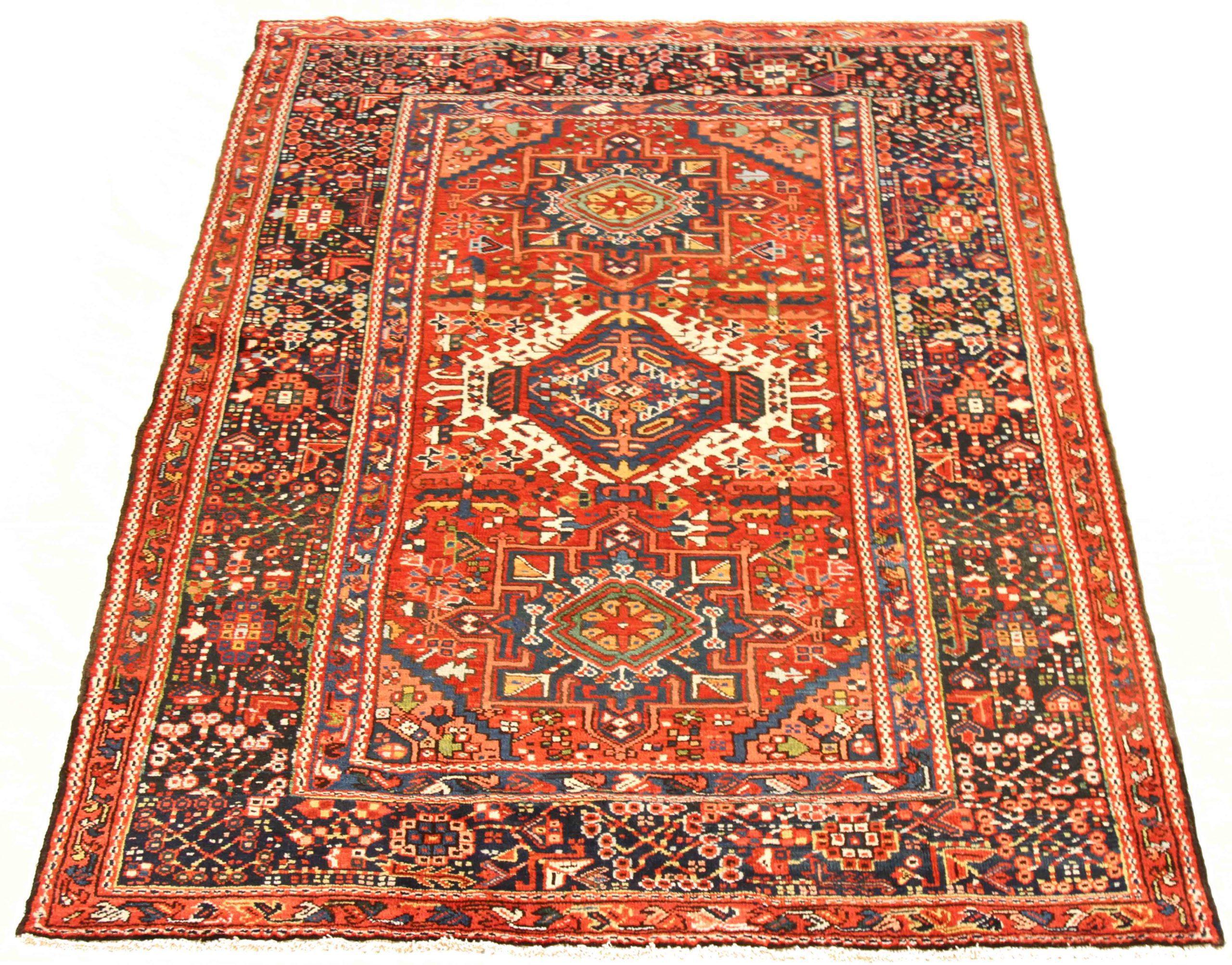 Entdecken Sie die Eleganz der persischen Gharajeh mit ihrer wunderschönen Handwerkskunst aus der Zeit um 1880. Dieses exklusive Design, das mit viel Liebe zum Detail entworfen wurde, ist perfekt, um Ihren Raum zu verschönern.