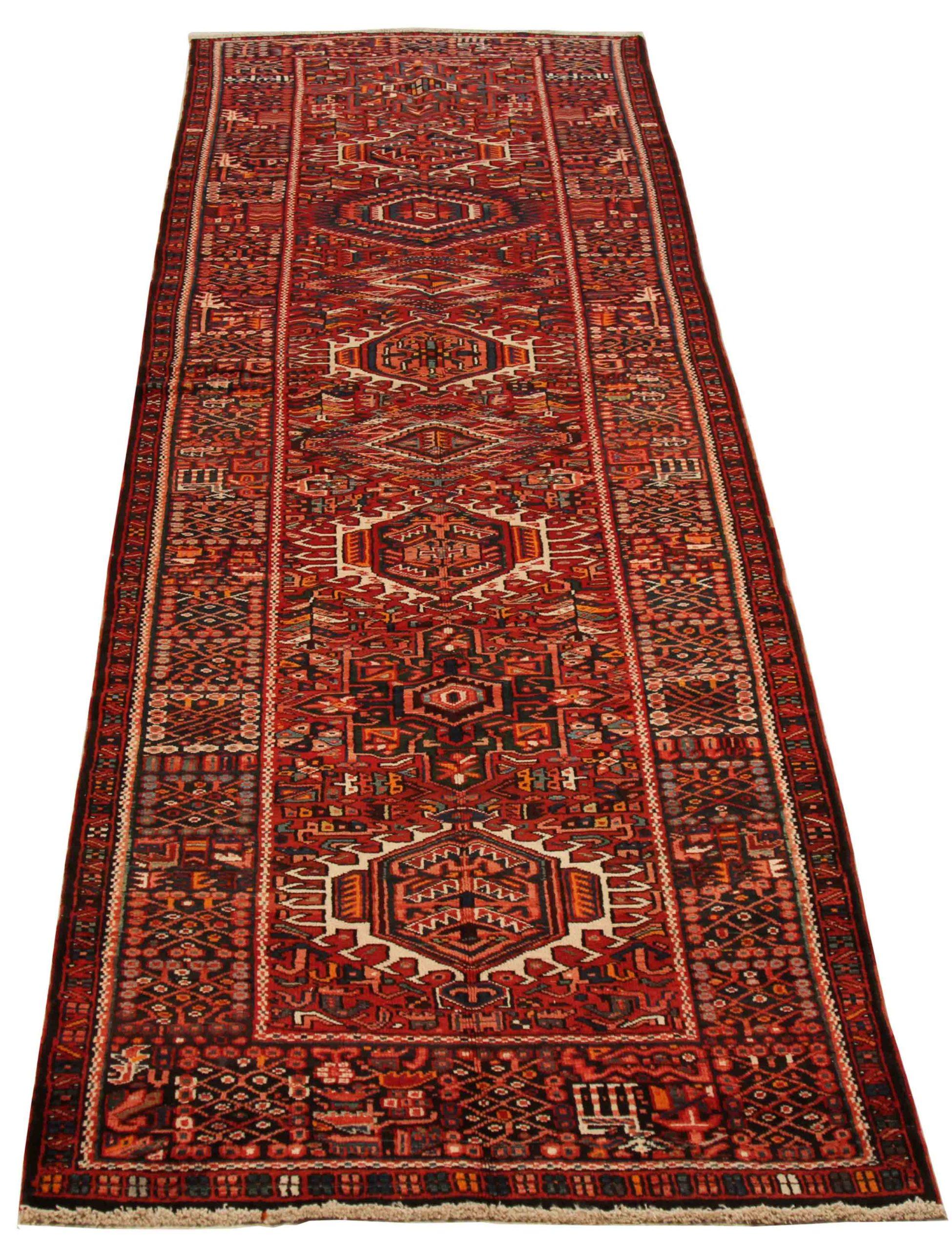 Scopri l'eleganza del Gharajeh persiano, caratterizzato da una splendida lavorazione artigianale del 1880 circa. Progettato con una meticolosa attenzione ai dettagli, questo design esclusivo è perfetto per valorizzare il tuo spazio.