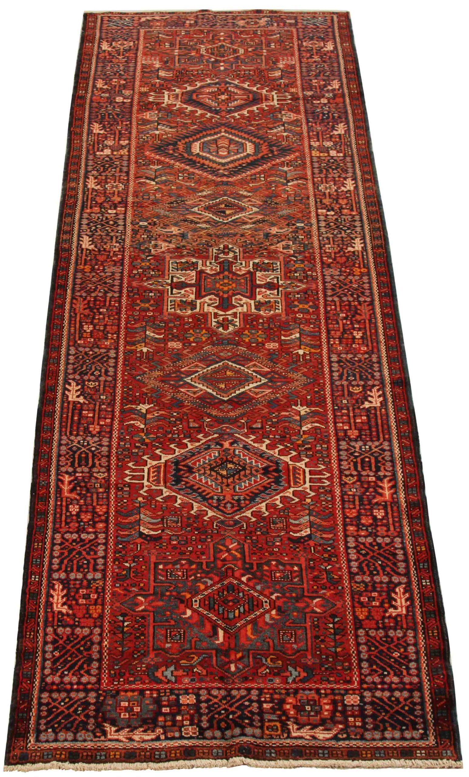 Scopri l'eleganza del Gharajeh persiano, caratterizzato da una splendida lavorazione artigianale del 1880 circa. Progettato con una meticolosa attenzione ai dettagli, questo design esclusivo è perfetto per valorizzare il tuo spazio.