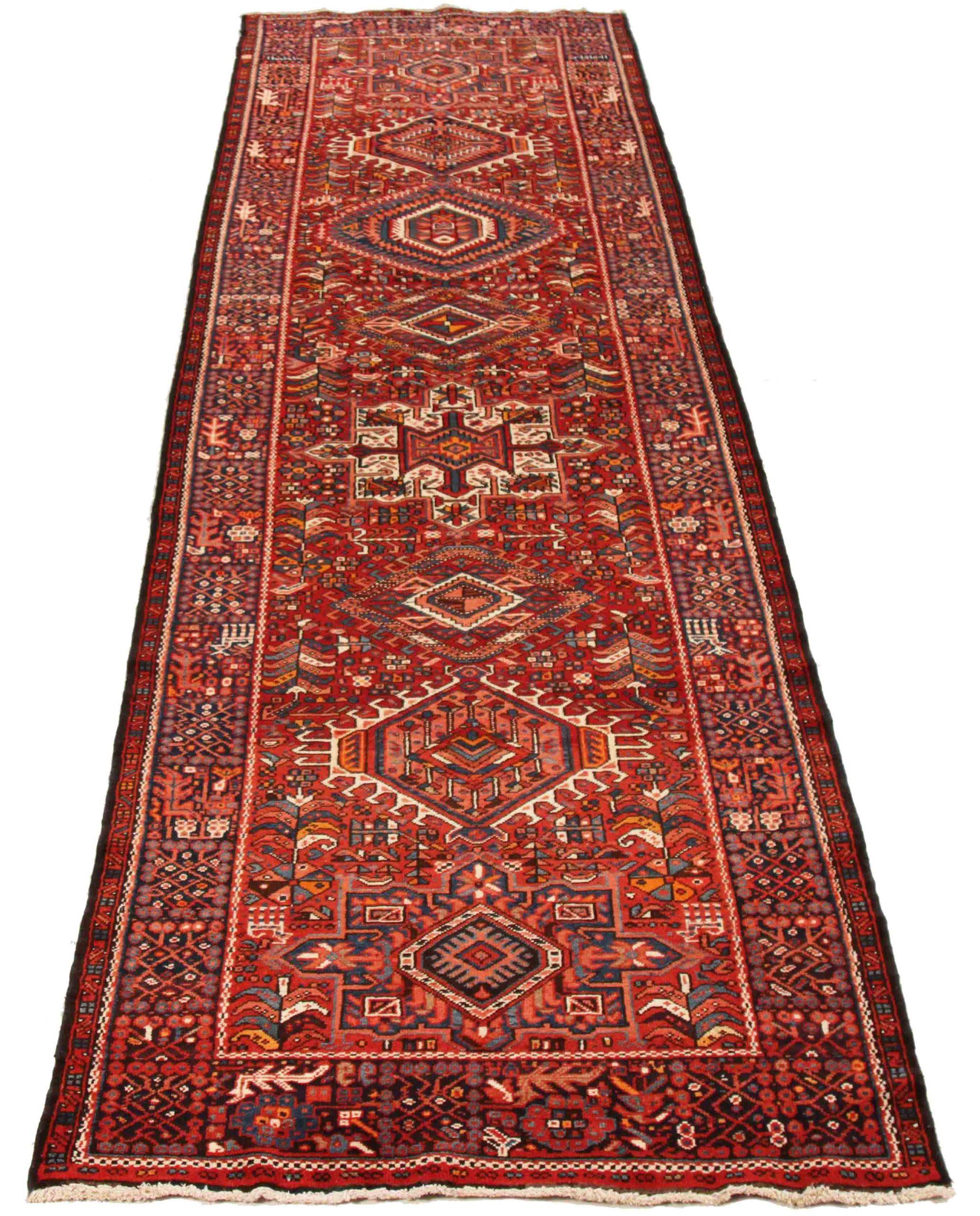 Entdecken Sie die Eleganz der persischen Gharajeh mit ihrer wunderschönen Handwerkskunst. Dieses exklusive Design, das mit viel Liebe zum Detail entworfen wurde, ist perfekt, um Ihren Raum zu verschönern.