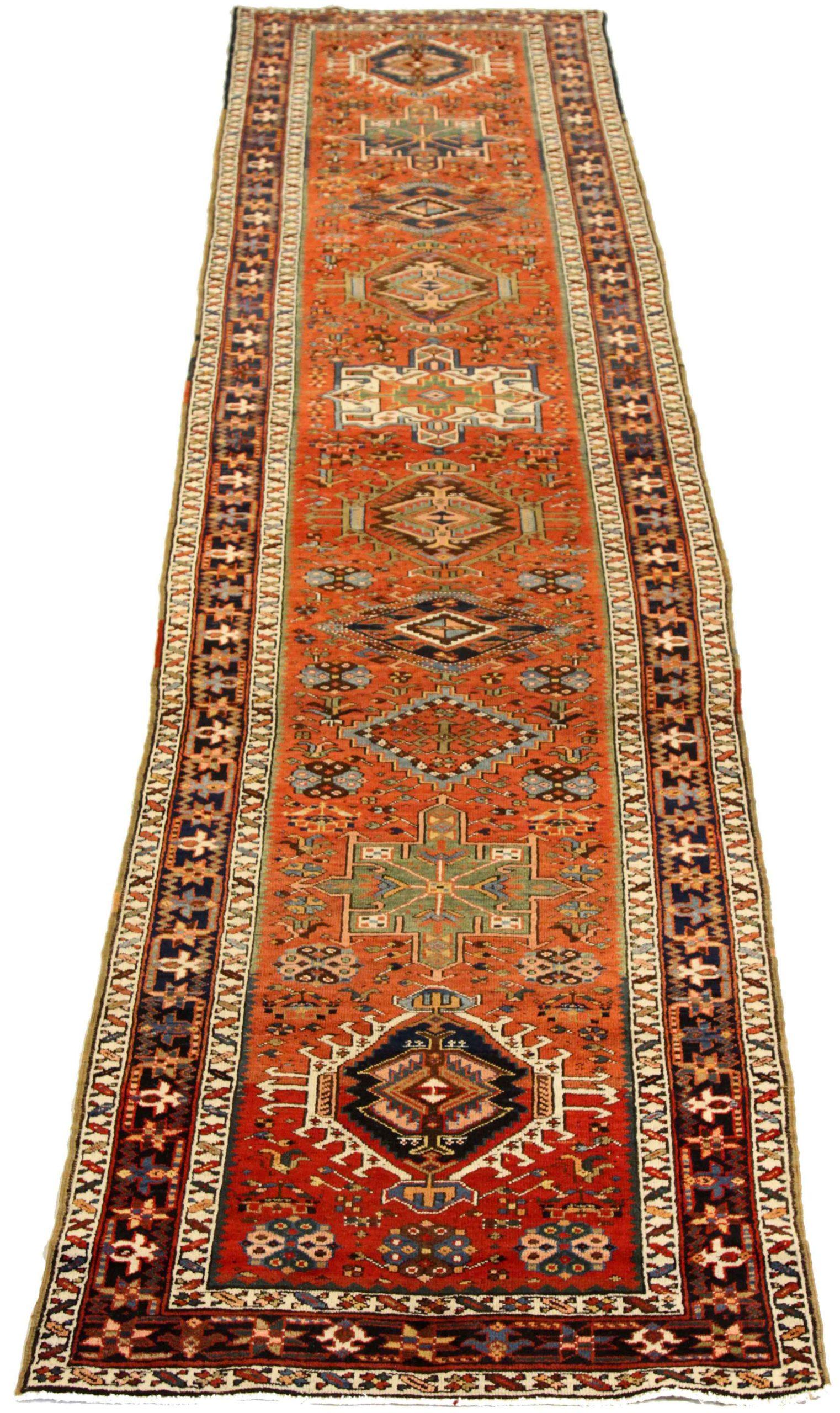 Entdecken Sie die Eleganz des persischen Gharajeh-Teppichs mit Läufer aus der Zeit um 1880. Dieses exklusive Design aus Wolle und ElfenbeinMarineblauRot ist perfekt, um Ihren Raum zu verschönern.