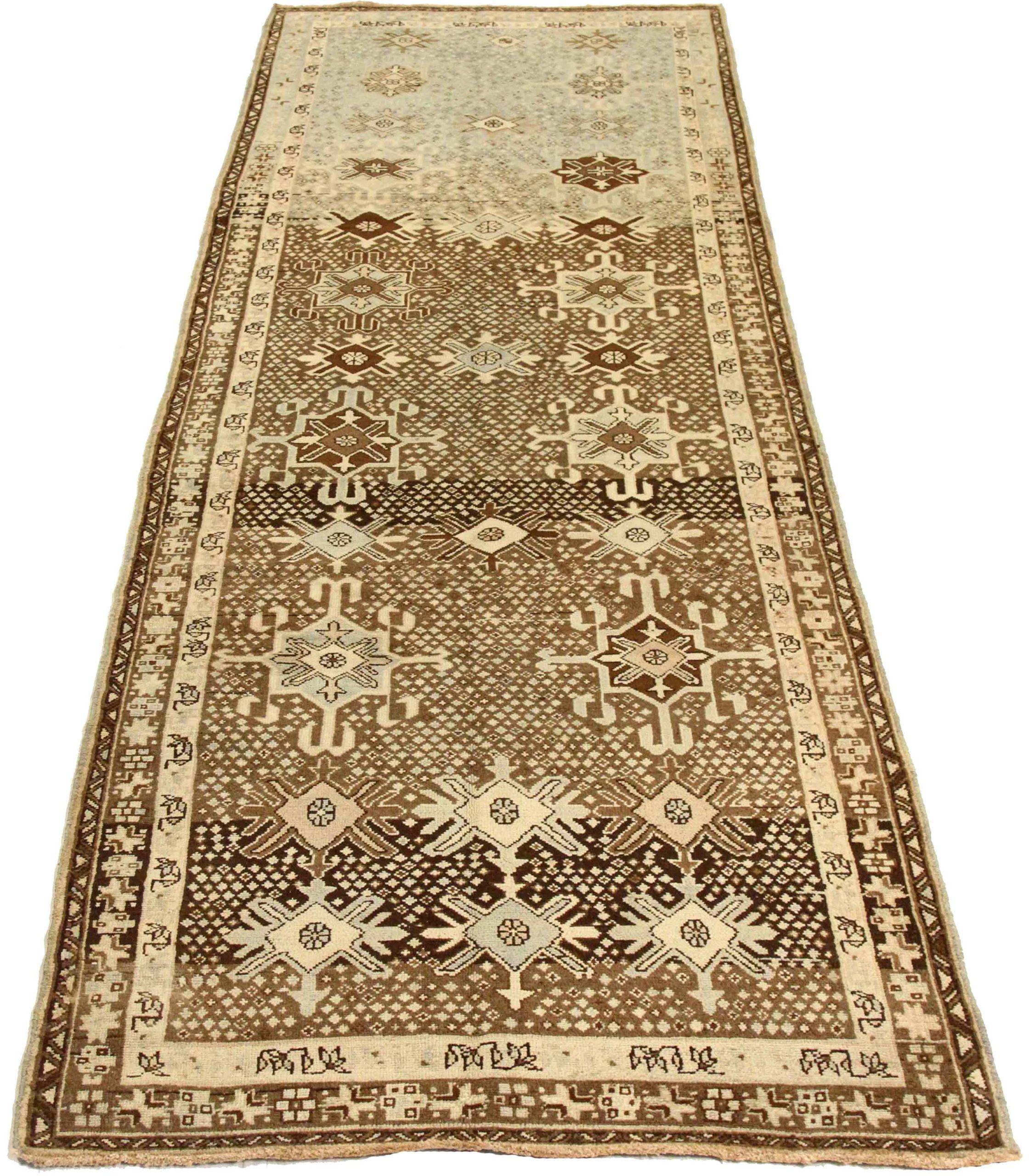 Entdecken Sie die Eleganz des persischen Gharajeh-Teppichs mit Läufer aus der Zeit um 1880. Dieses exklusive Design aus Wolle und BlauBraunElfenbein ist perfekt, um Ihren Raum zu verschönern.