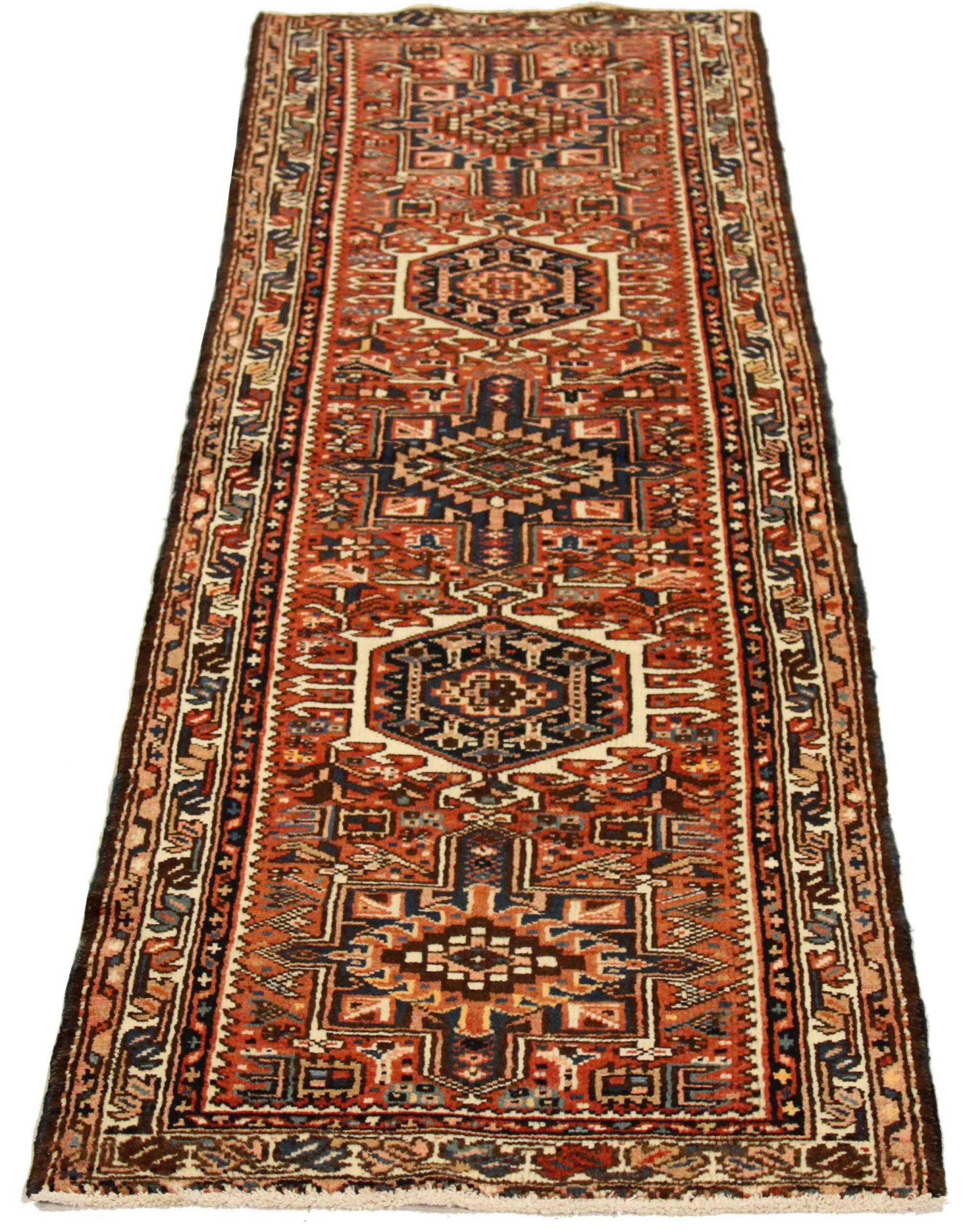 Entdecken Sie die Eleganz des persischen Gharajeh-Teppichs mit Läufer aus der Zeit um 1910. Dieses exklusive Design aus Wolle und Braun-Elfenbein-Rot ist perfekt, um Ihren Raum zu verschönern.