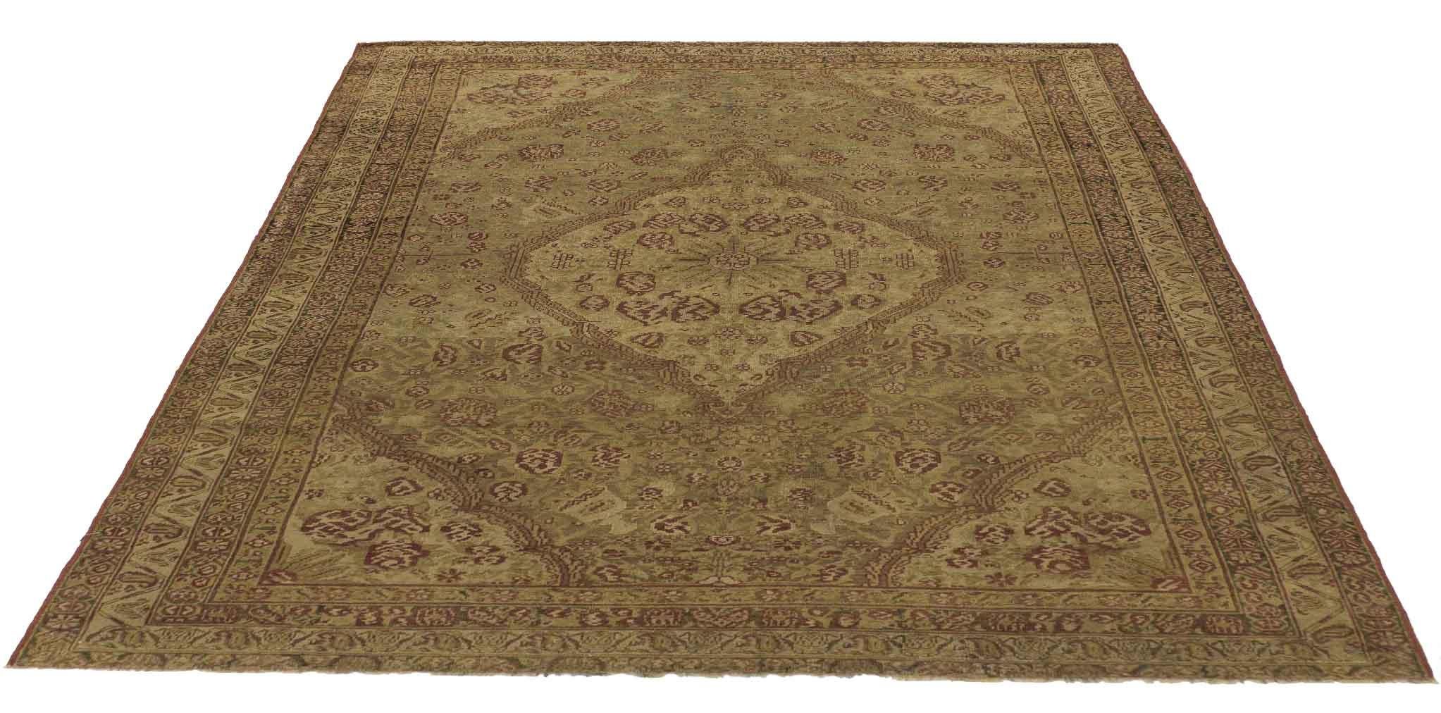 Entdecken Sie die Eleganz des persischen Ghatelo mit Teppichen um 1880. Dieses exklusive Design, das mit viel Liebe zum Detail entworfen wurde, ist perfekt, um Ihren Raum zu verschönern.