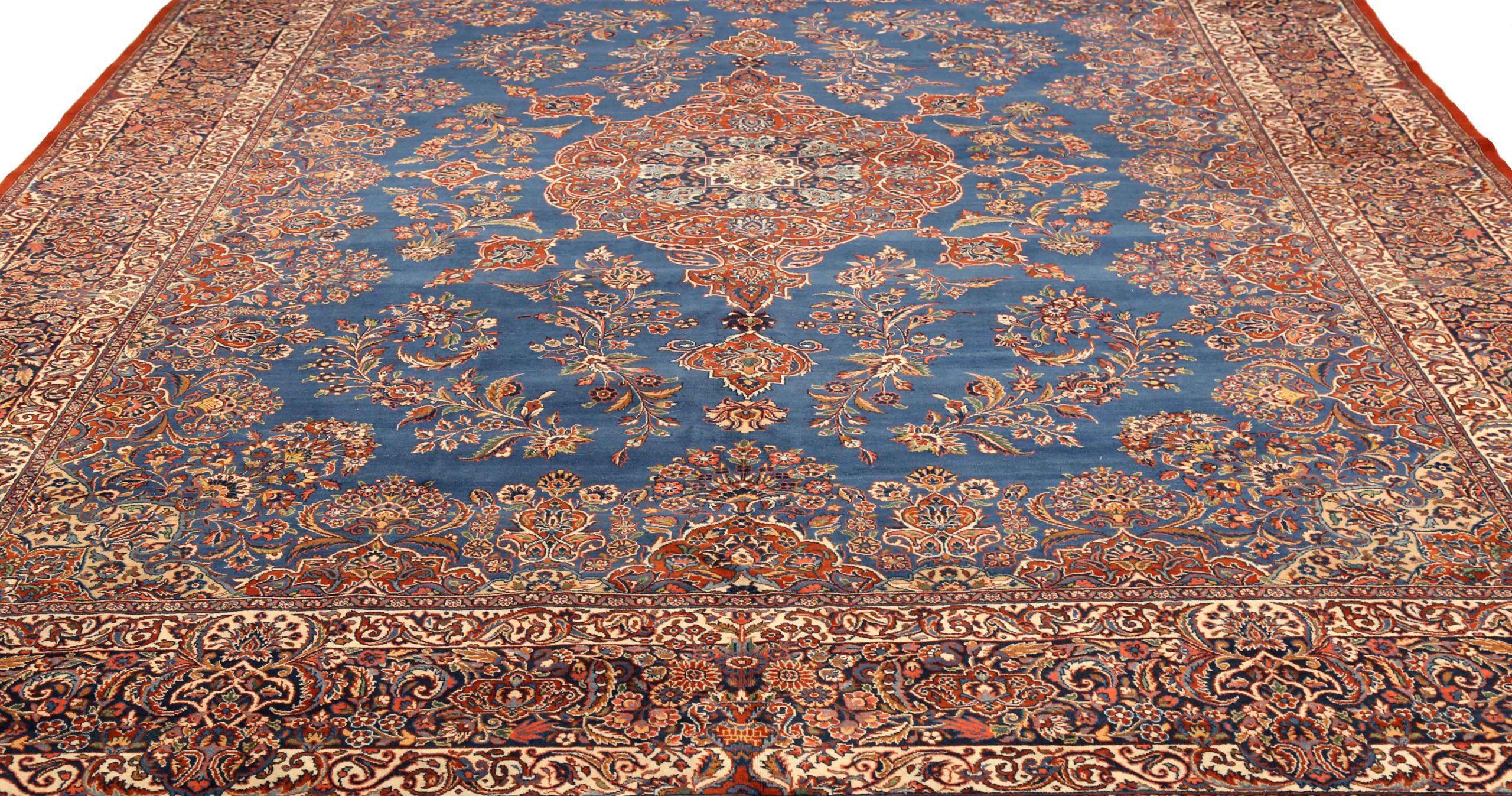 Découvrez l'élégance des tapis persans Ghazvin de Circa 1940. Conçu avec de la laine et du BlueIvoryRed, ce design exclusif est parfait pour mettre en valeur votre espace.