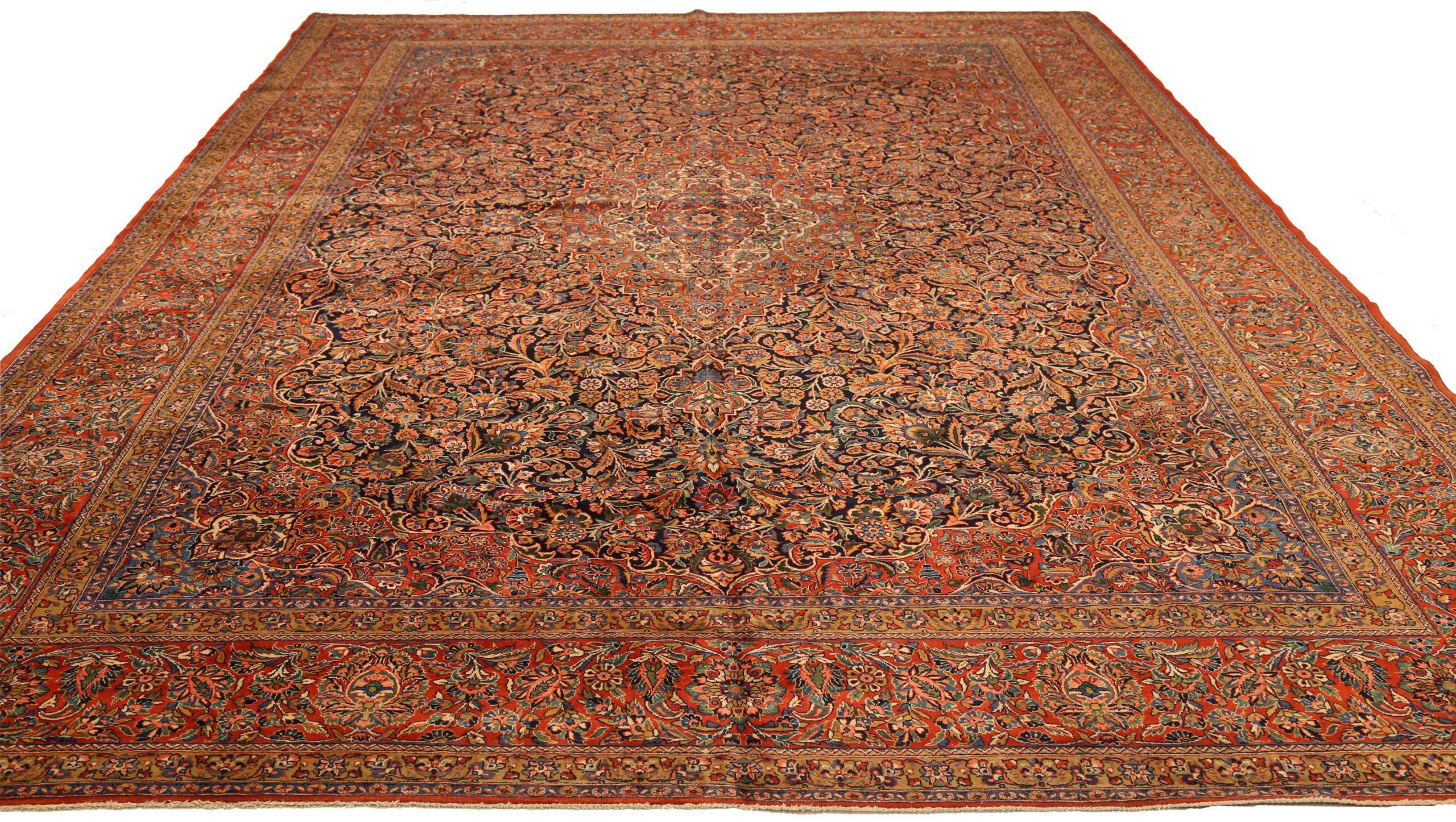 Découvrez l'élégance des tapis persans Ghazvin de Circa 1940. Conçu avec de la laine et du bleu marine-rouge-jaune, ce design exclusif est parfait pour mettre en valeur votre espace.