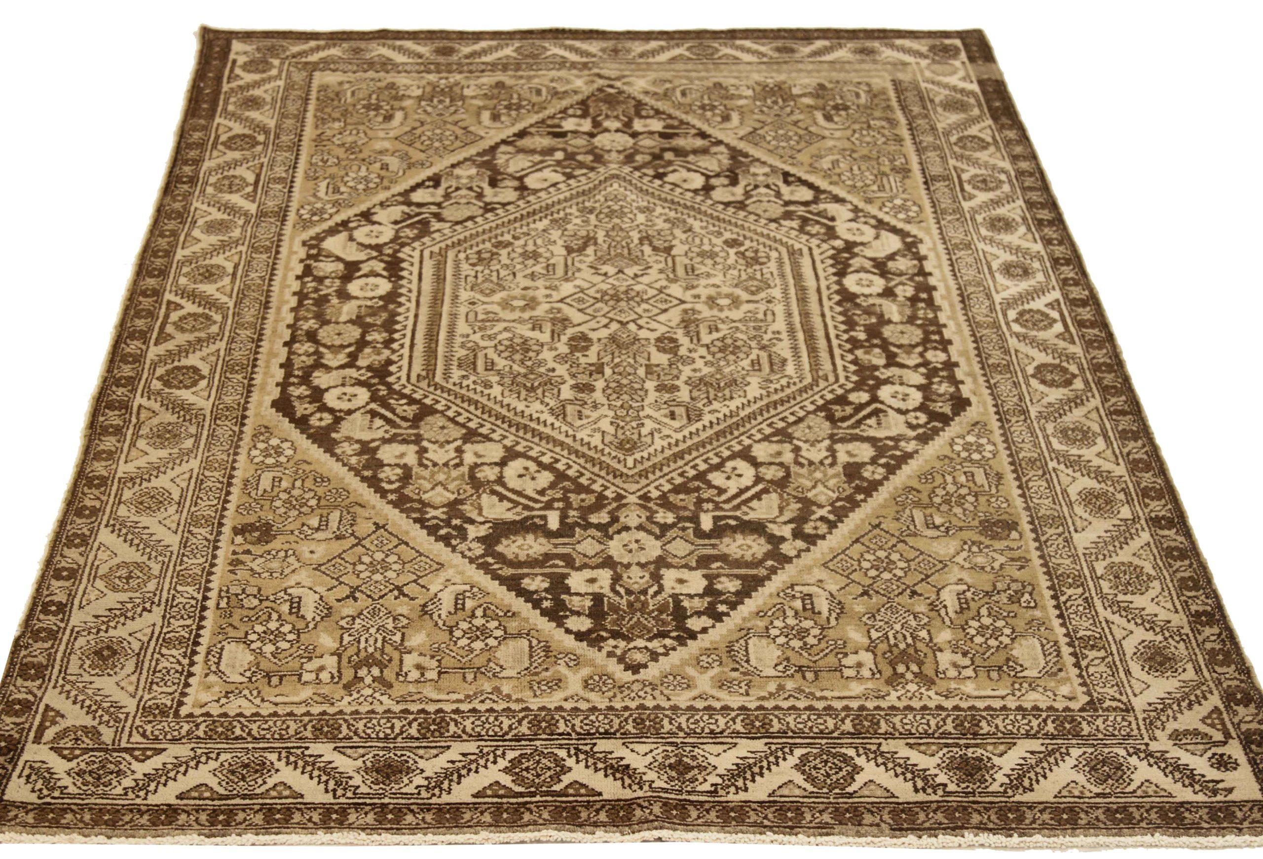 Scopri l'eleganza dei tappeti persiani Gholtogh, caratterizzati da tappeti d'area del 1880. Progettato con una meticolosa attenzione ai dettagli, questo design esclusivo è perfetto per valorizzare il tuo spazio.