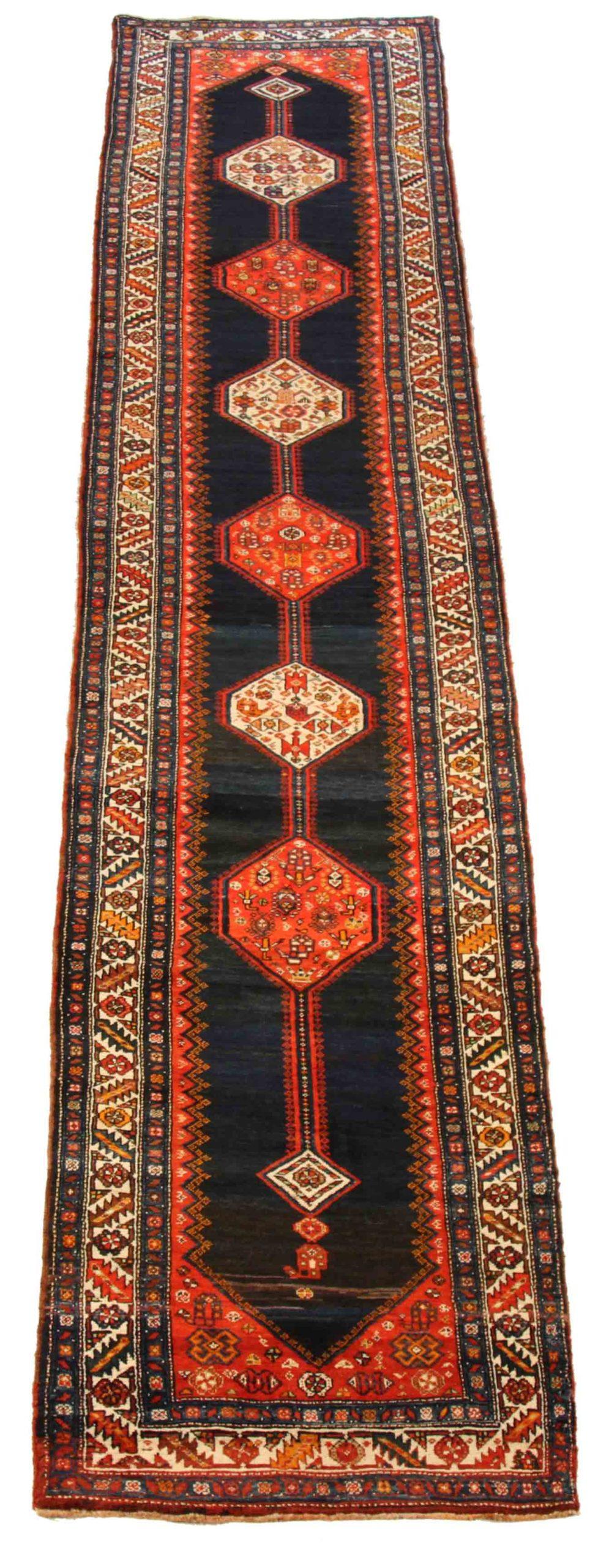 Entdecken Sie die Eleganz der persischen Gholtogh, die um 1880 in wunderschöner Handwerkskunst gefertigt wurden. Dieses exklusive Design, das mit viel Liebe zum Detail entworfen wurde, ist perfekt, um Ihren Raum zu verschönern.