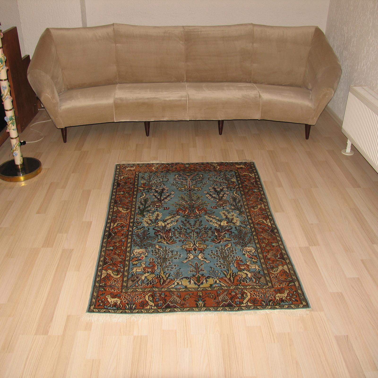 Joli tapis vintage Ghom fait main à décor de faune et de flore, représentant des cerfs sautant sur un fond bleu et beige, entourés de branches avec des fleurs et des oiseaux.
100% laine sur chaîne de coton. Densité de nœuds très élevée.
Un tapis
