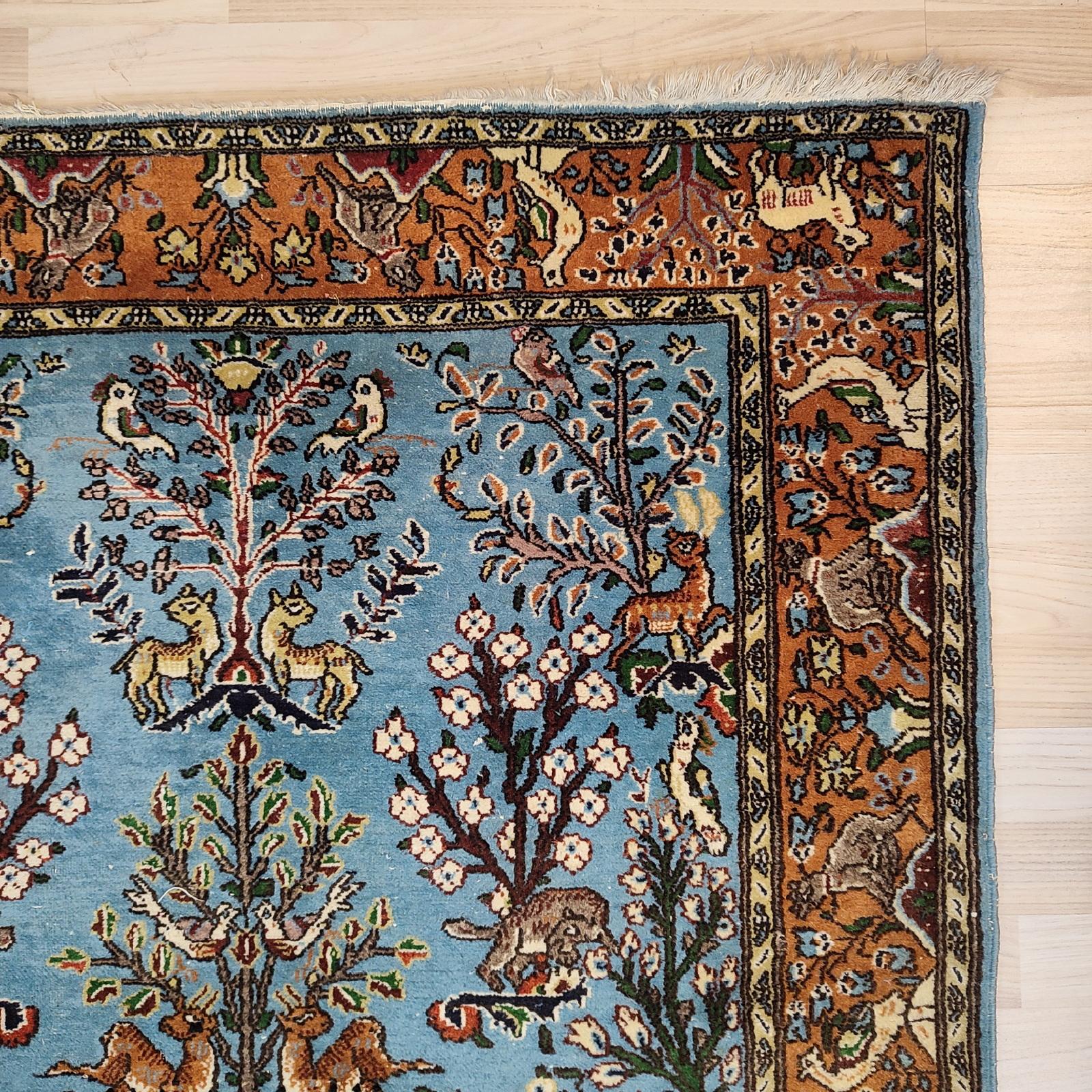 Milieu du XXe siècle Tapis persan Ghome, noué à la main, décoratif figuratif en vente