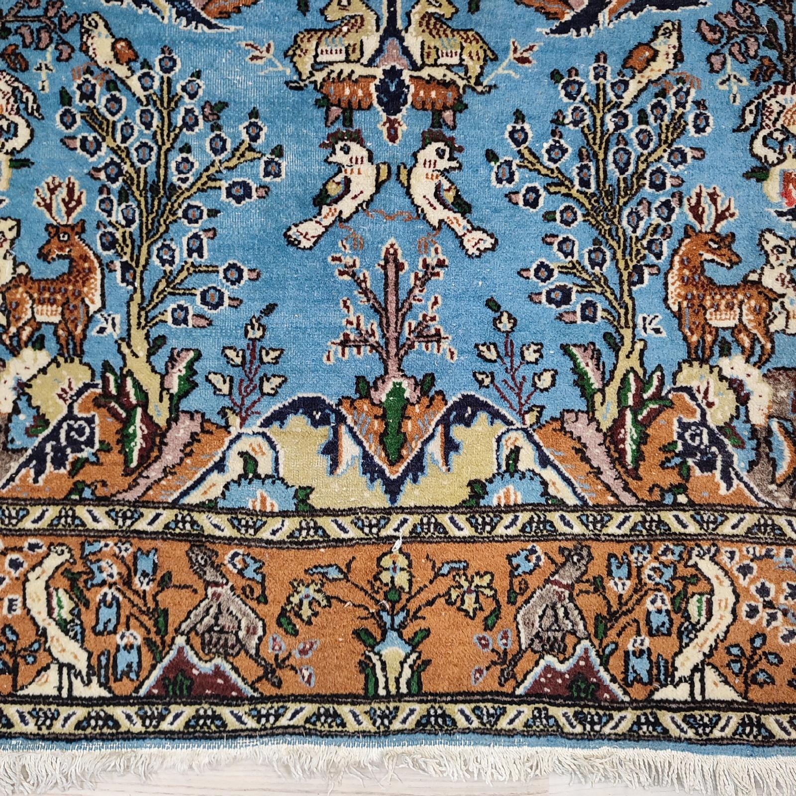 Tapis persan Ghome, noué à la main, décoratif figuratif en vente 1