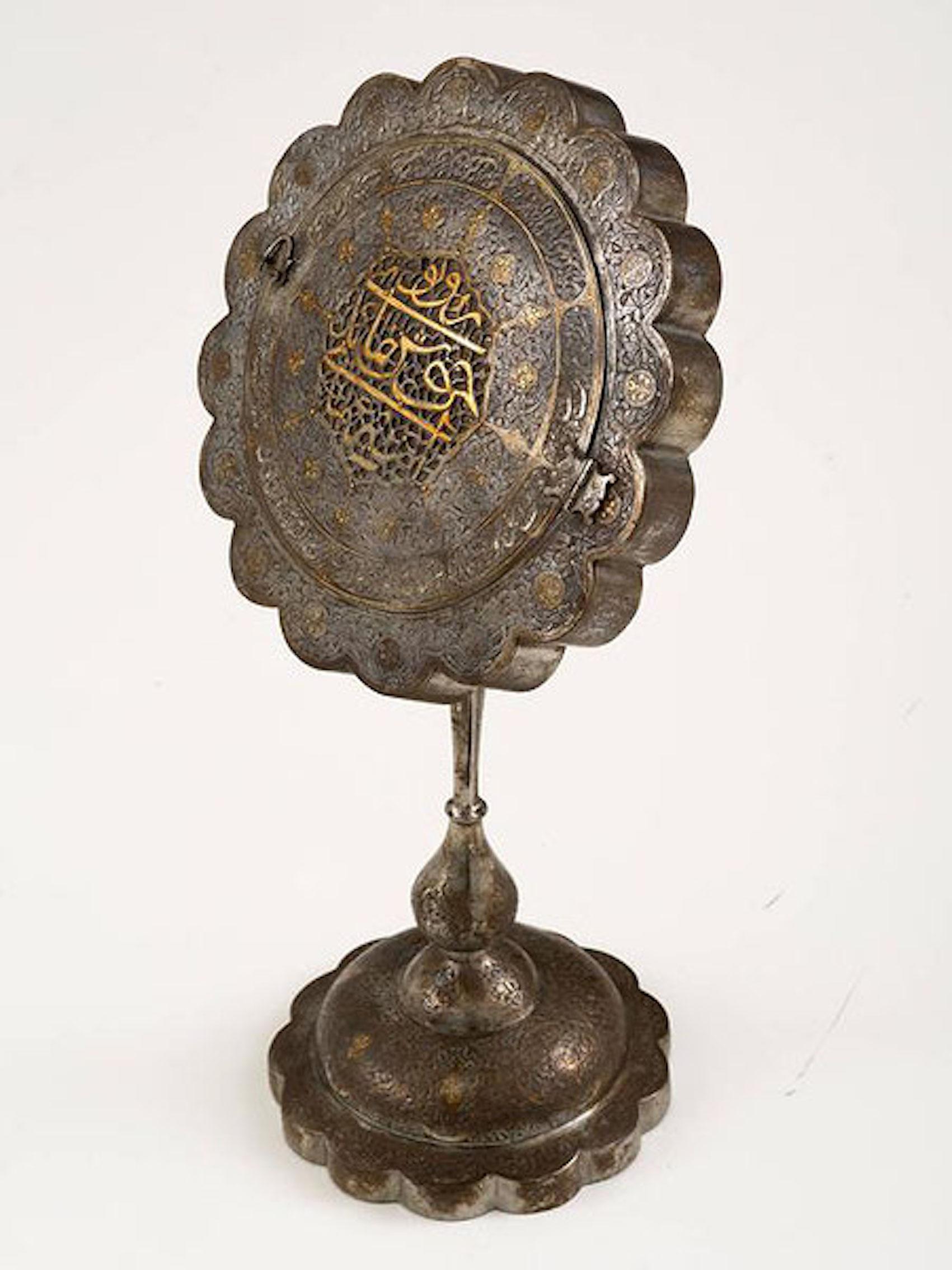 Support de miroir persan de la période Qajar en acier gravé et damasquiné or, avec incrustation et inscription en or sur le devant. Iran : vers 1850. Un exemple similaire se trouve dans la collection du British Museum Provenance de la succession de
