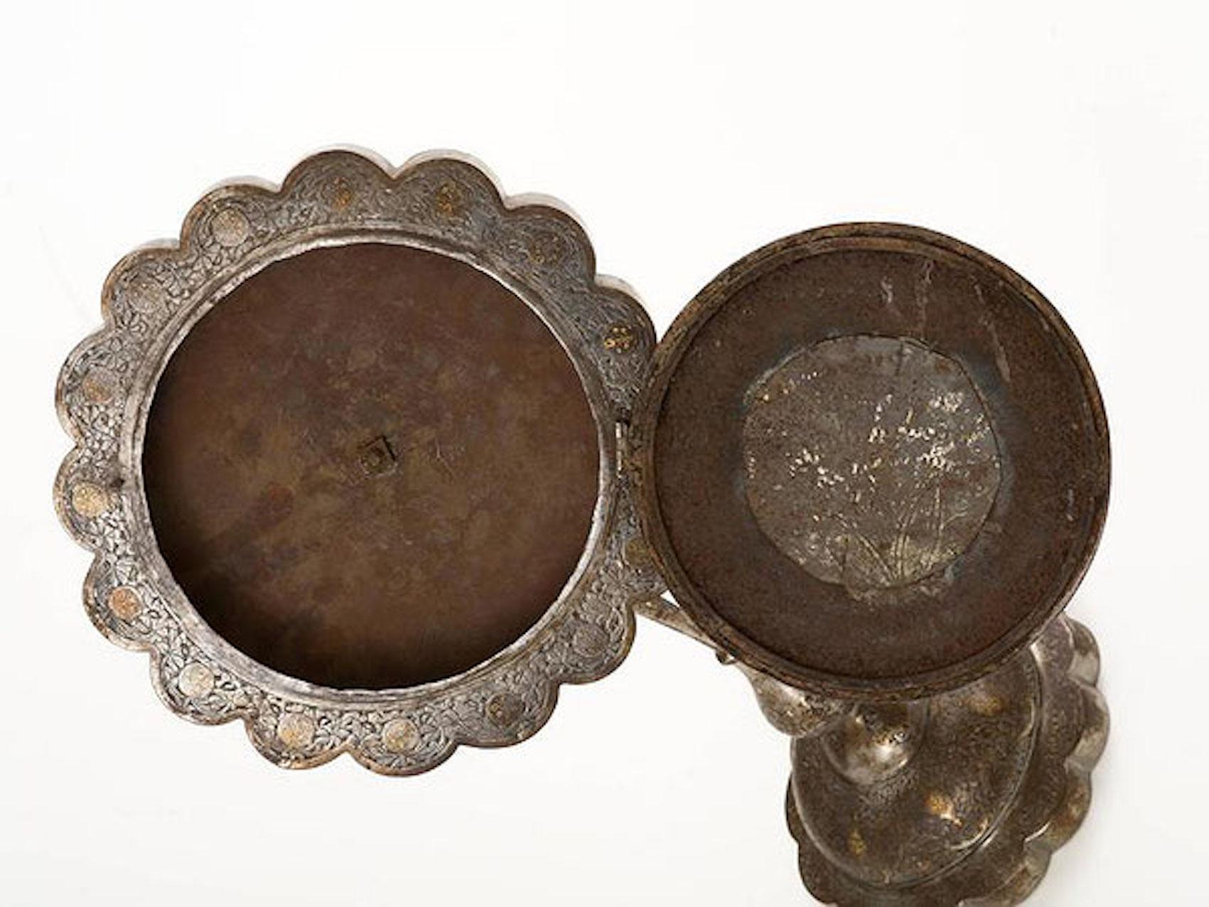Perse Support de miroir persan d'époque Qajar en acier chromé et or en vente