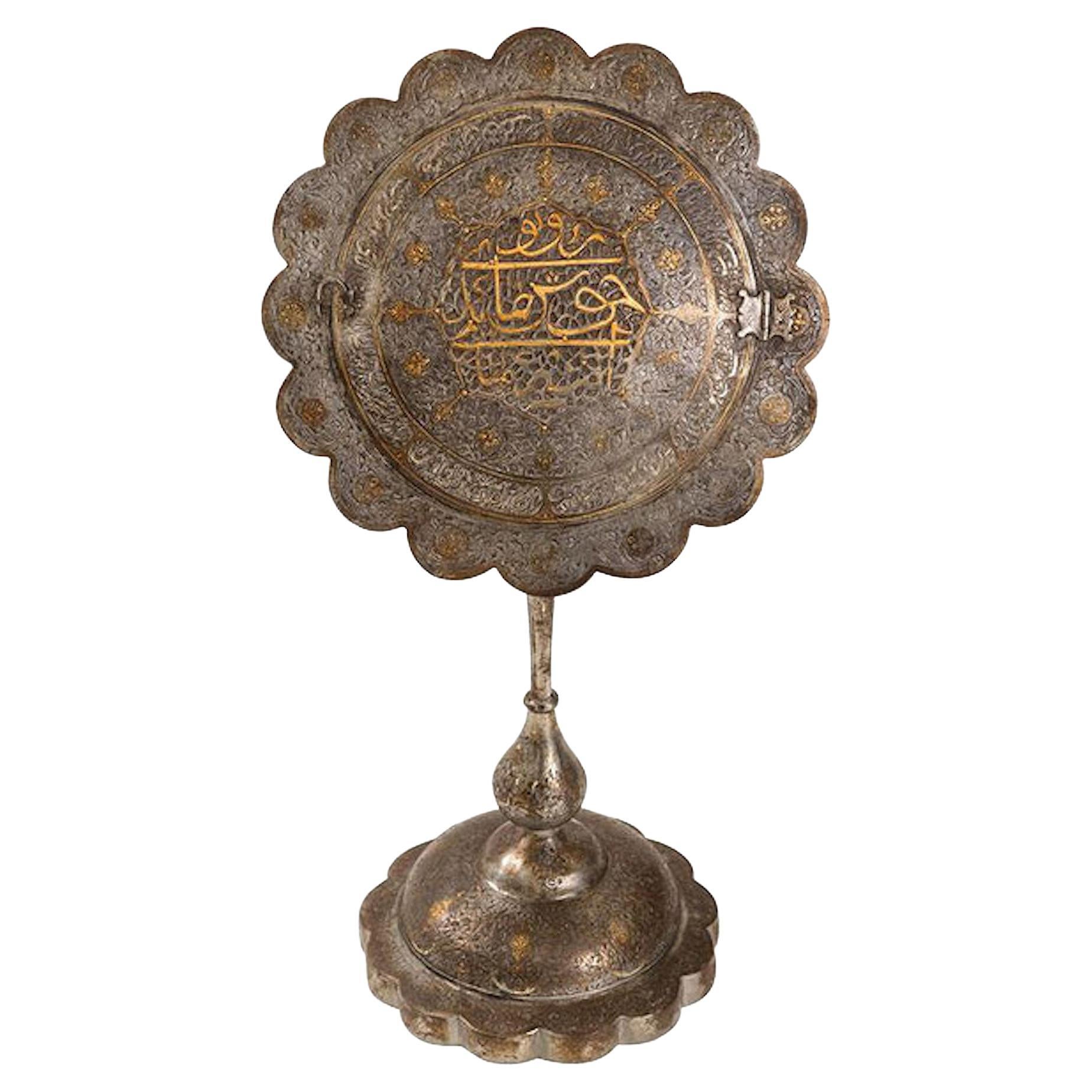 Persischer Spiegelständer aus geschwärztem Stahl aus der Qajar-Zeit aus Gold