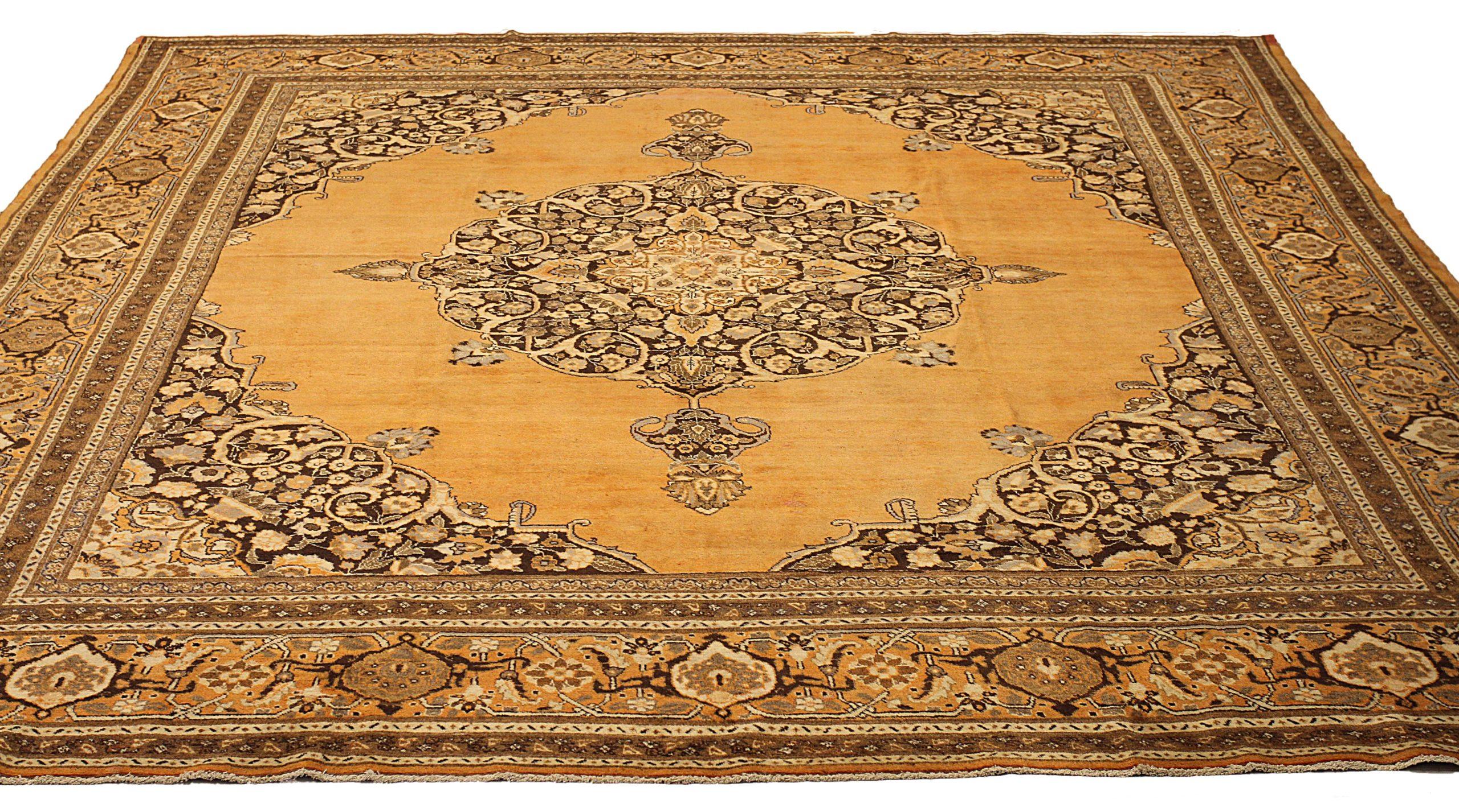 Scopri l'eleganza dei tappeti persiani Haji Jalili, caratterizzati da un'area CIRCA del 1880. Progettato con una meticolosa attenzione ai dettagli, questo design esclusivo è perfetto per valorizzare il tuo spazio.