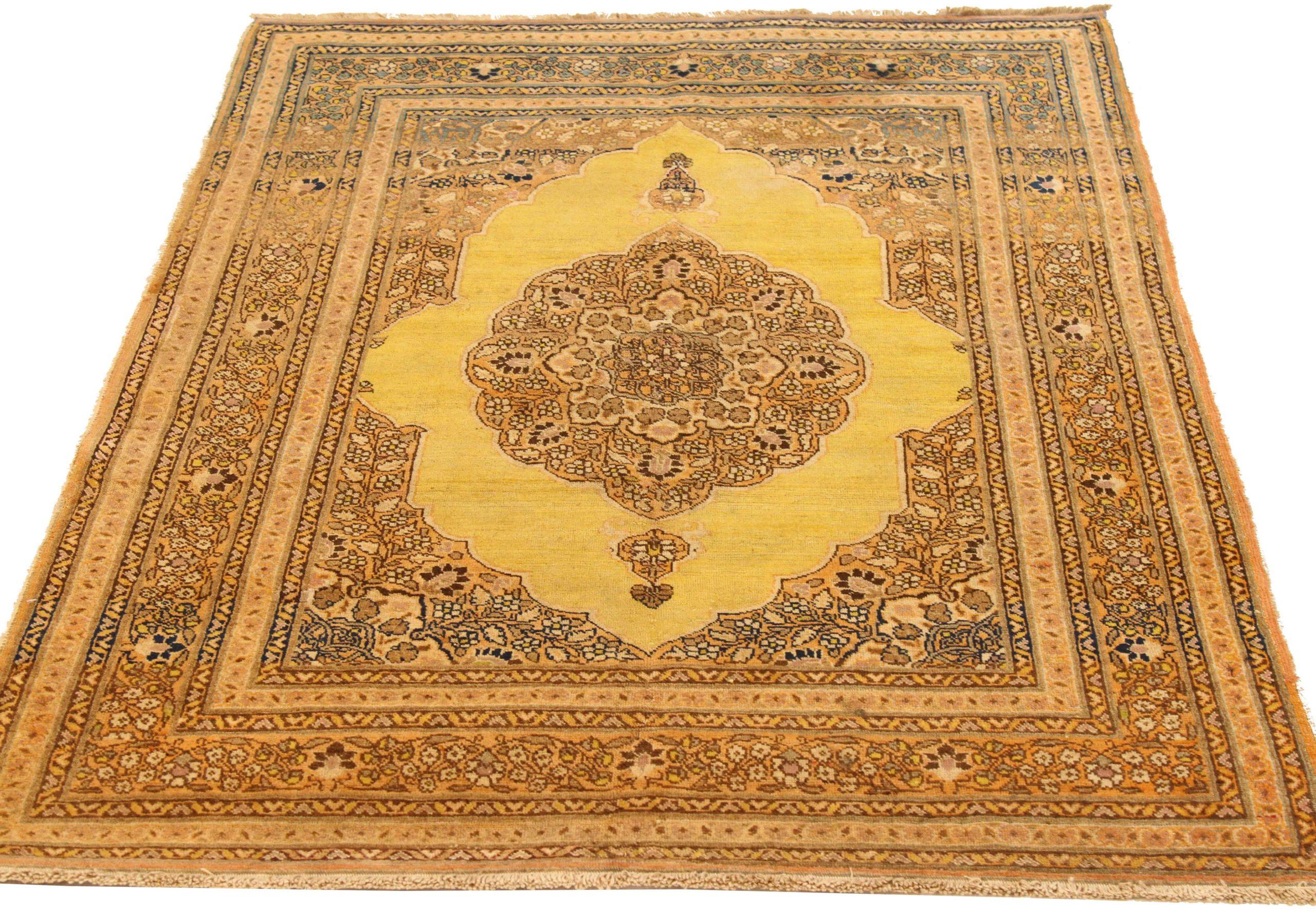 Scopri l'eleganza dei tappeti persiani Haji Jalili. Progettato con una meticolosa attenzione ai dettagli, questo design esclusivo è perfetto per valorizzare il tuo spazio.