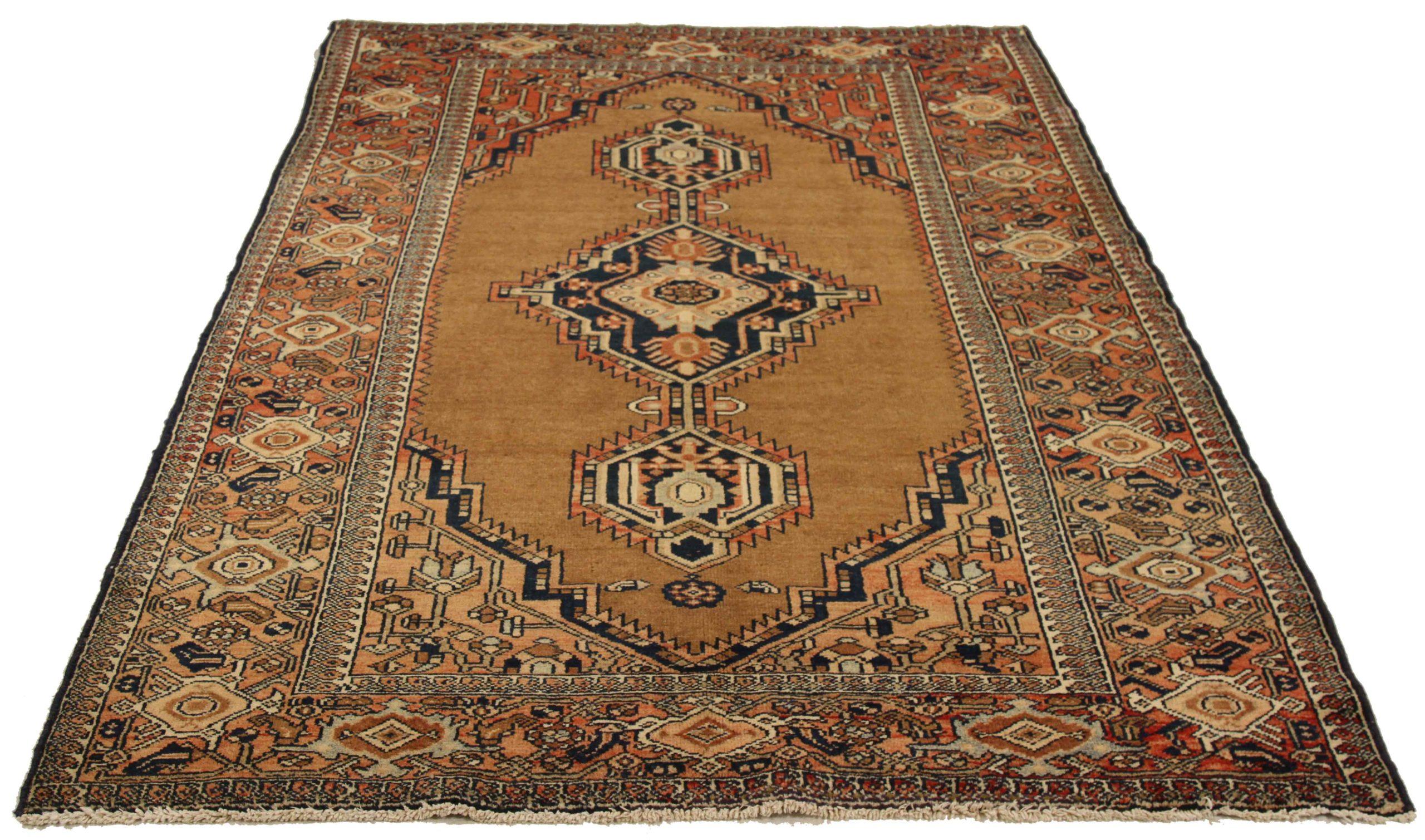 Entdecken Sie die Eleganz der persischen Hamadan-Teppiche aus der Zeit um 1880. Dieses exklusive Design, das mit viel Liebe zum Detail entworfen wurde, ist perfekt, um Ihren Raum zu verschönern.