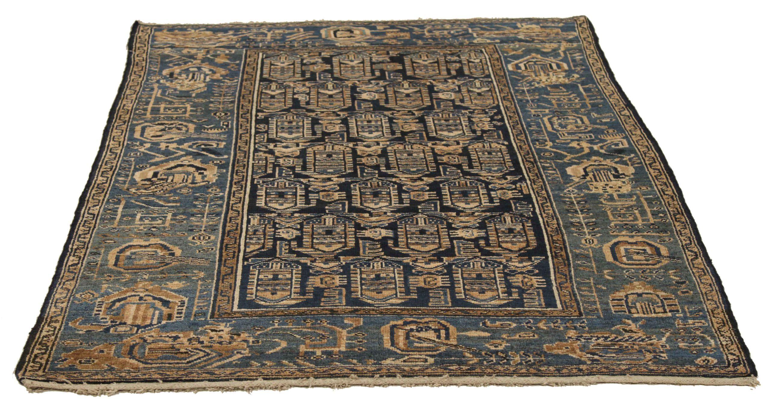 Entdecken Sie die Eleganz der persischen Hamadan-Teppiche aus der Zeit um 1880. Dieses exklusive Design, das mit viel Liebe zum Detail entworfen wurde, ist perfekt, um Ihren Raum zu verschönern.