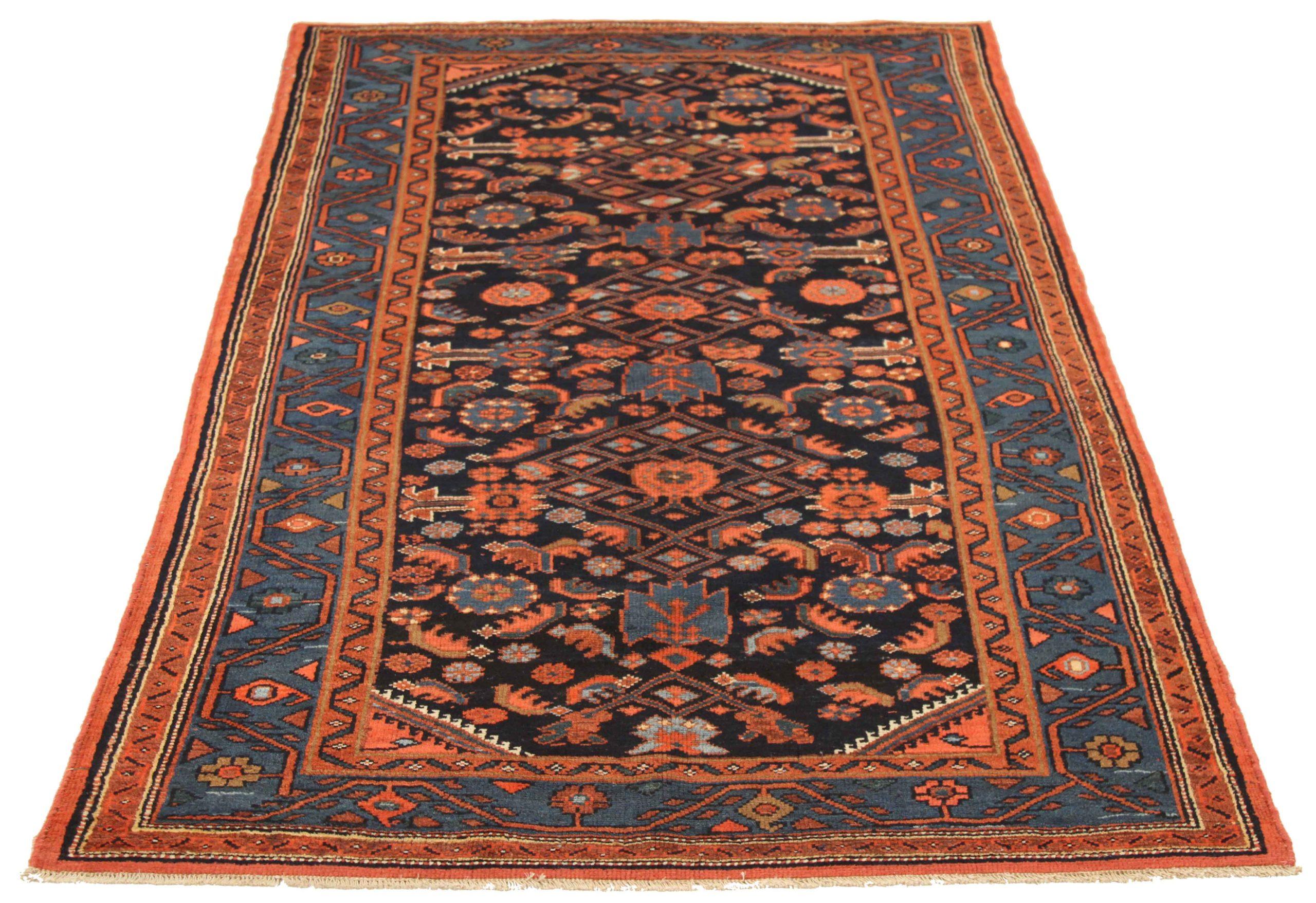 Entdecken Sie die Eleganz der persischen Hamadan-Teppiche aus der Zeit um 1880. Dieses exklusive Design, das mit viel Liebe zum Detail entworfen wurde, ist perfekt, um Ihren Raum zu verschönern.