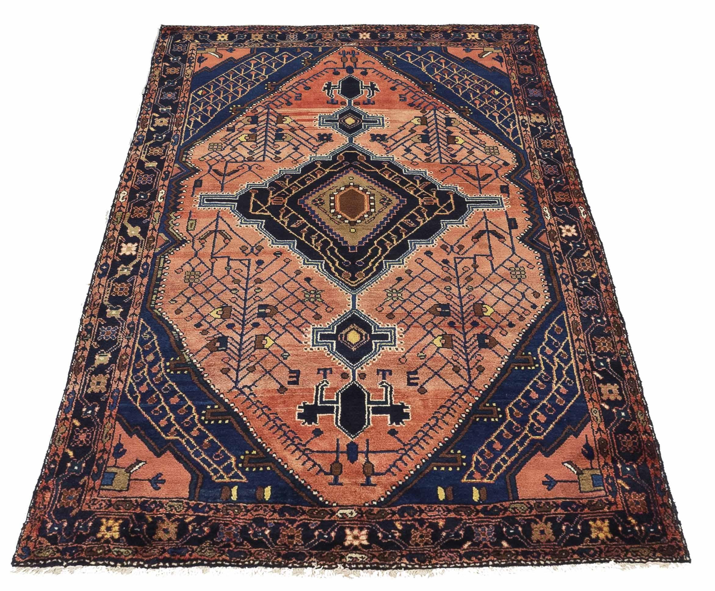 Scopri l'eleganza dei tappeti persiani Hamadan, caratterizzati da un'area CIRCA del 1880. Progettato con una meticolosa attenzione ai dettagli, questo design esclusivo è perfetto per valorizzare il tuo spazio.