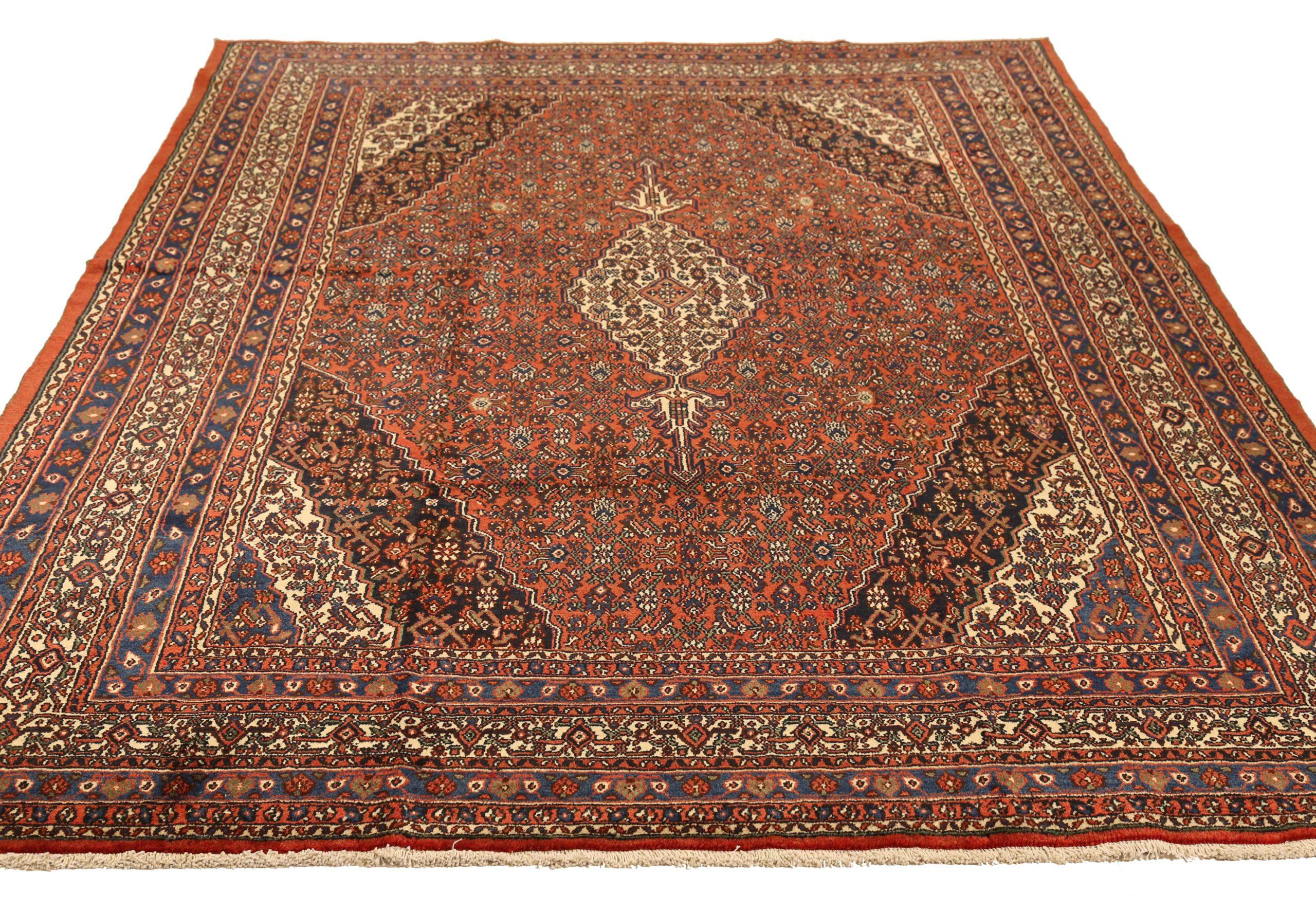 Découvrez l'élégance des tapis persans Hamadan de Circa 1880. Conçu avec une attention méticuleuse aux détails, ce design exclusif est parfait pour mettre en valeur votre espace.
