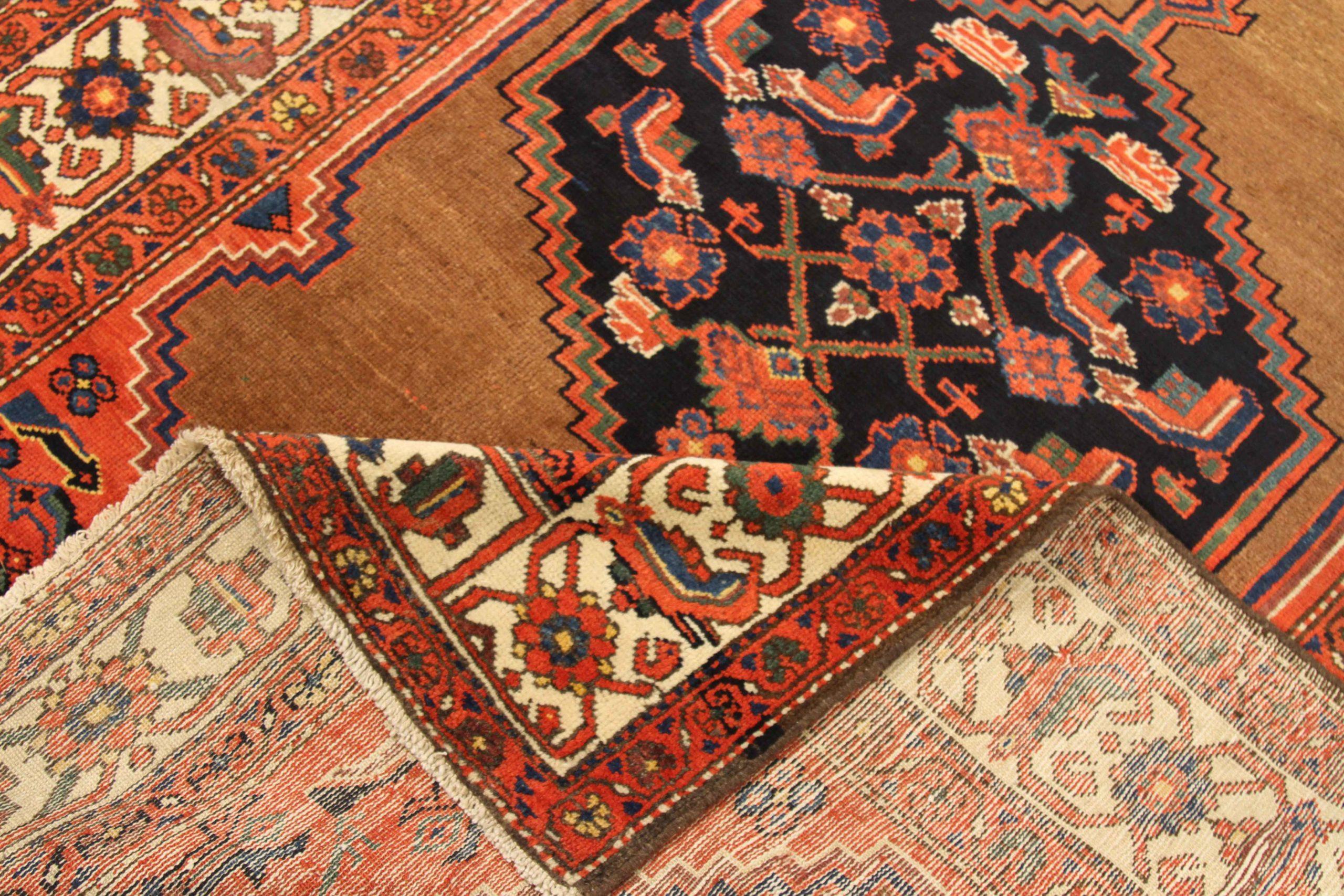Scopri l'eleganza dei tappeti persiani Hamadan, caratterizzati da un'area CIRCA del 1880. Progettato con una meticolosa attenzione ai dettagli, questo design esclusivo è perfetto per valorizzare il tuo spazio.