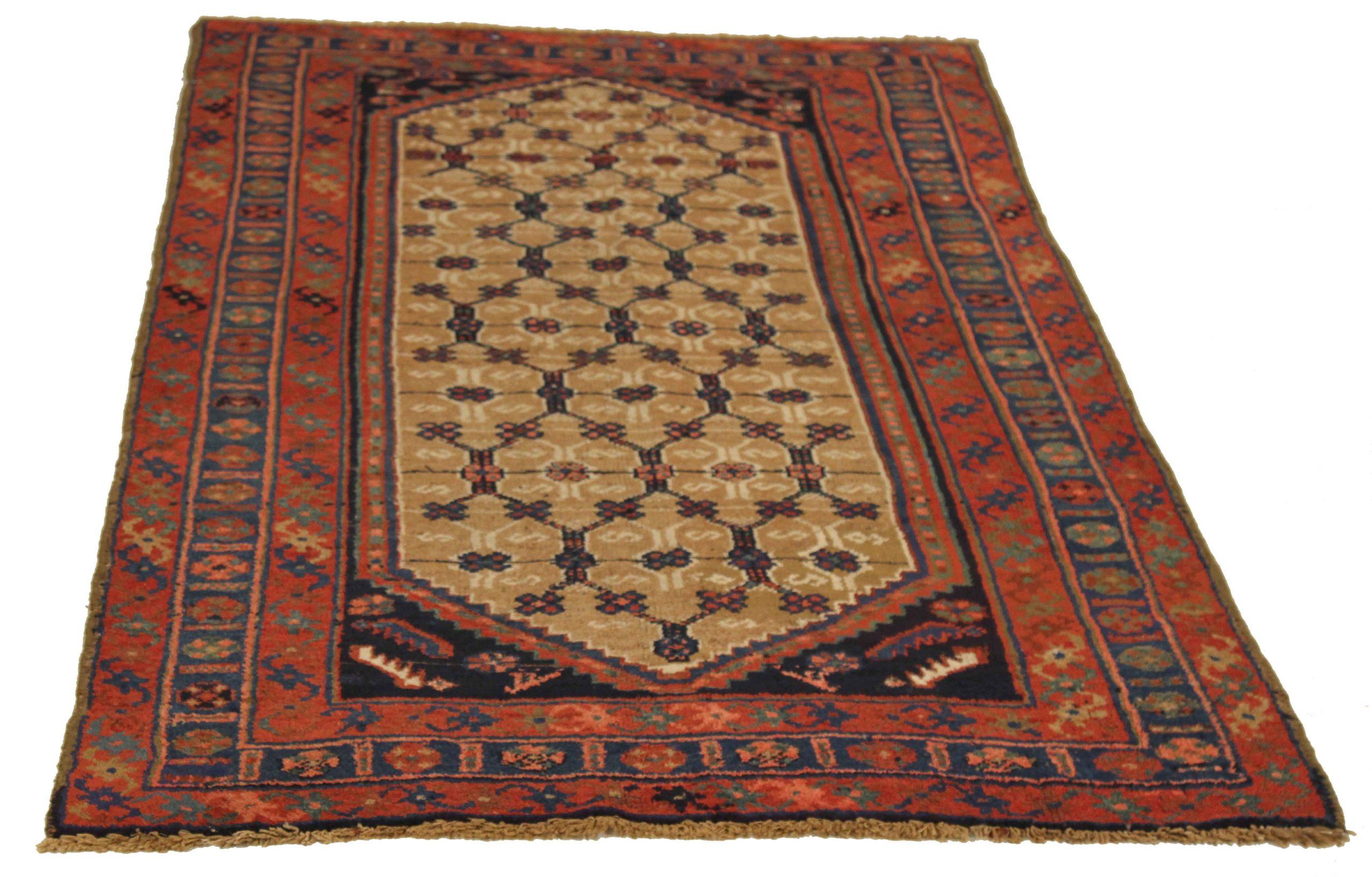 Entdecken Sie die Eleganz der persischen Hamadan-Teppiche aus der Zeit um 1880. Dieses exklusive Design, das mit viel Liebe zum Detail entworfen wurde, ist perfekt, um Ihren Raum zu verschönern.