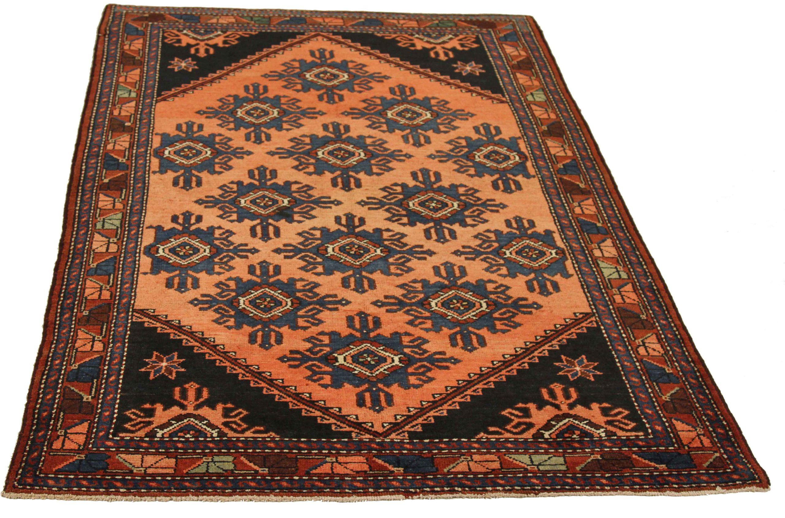 Entdecken Sie die Eleganz der persischen Hamadan-Teppiche aus der Zeit um 1880. Dieses exklusive Design, das mit viel Liebe zum Detail entworfen wurde, ist perfekt, um Ihren Raum zu verschönern.